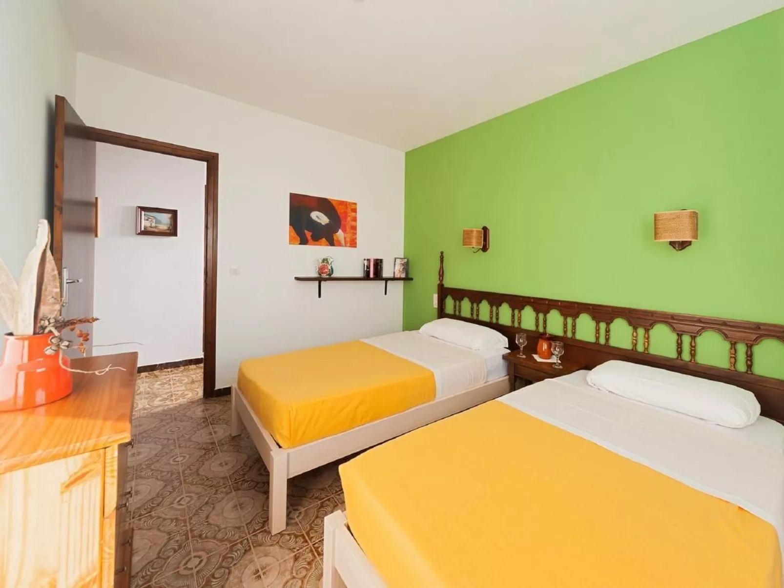 Mit Blick auf das Wasser-Dedans