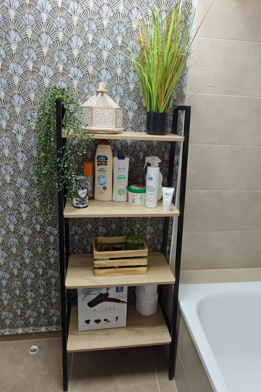 "La Invincible Moja" (Die unbesiegbare Moja)-Inside