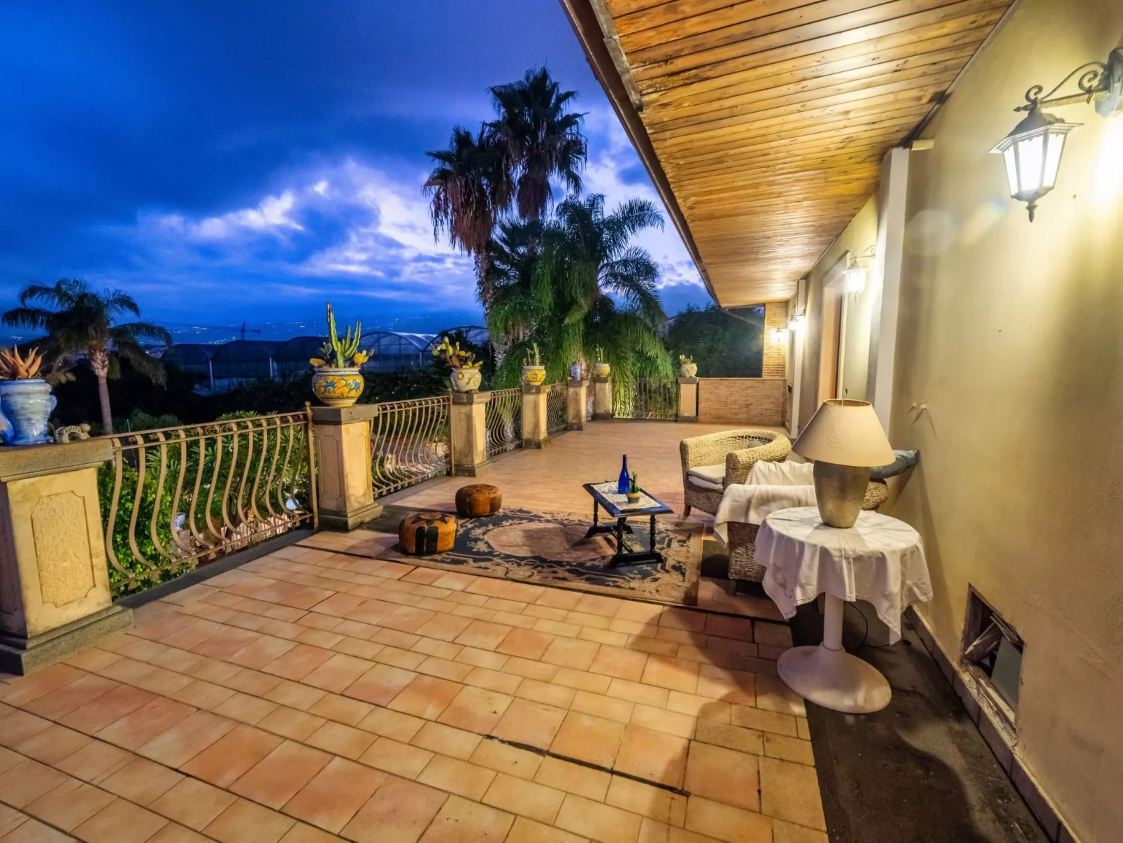 Für 10 Personen in Fiuefreddo di Sicilia, Sizilien (Ostküste von Sizilien)-Inside