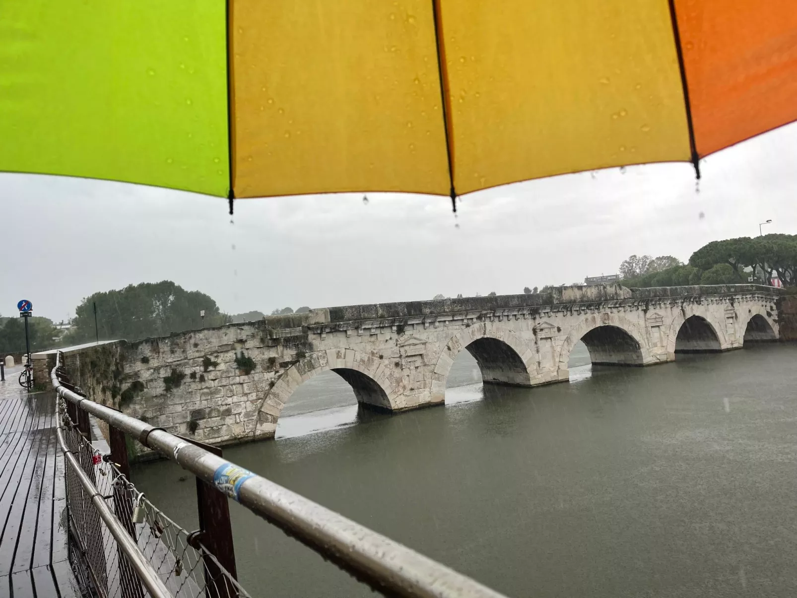 Flacher Strand und Zentrum, Privatparkplatz-Dehors