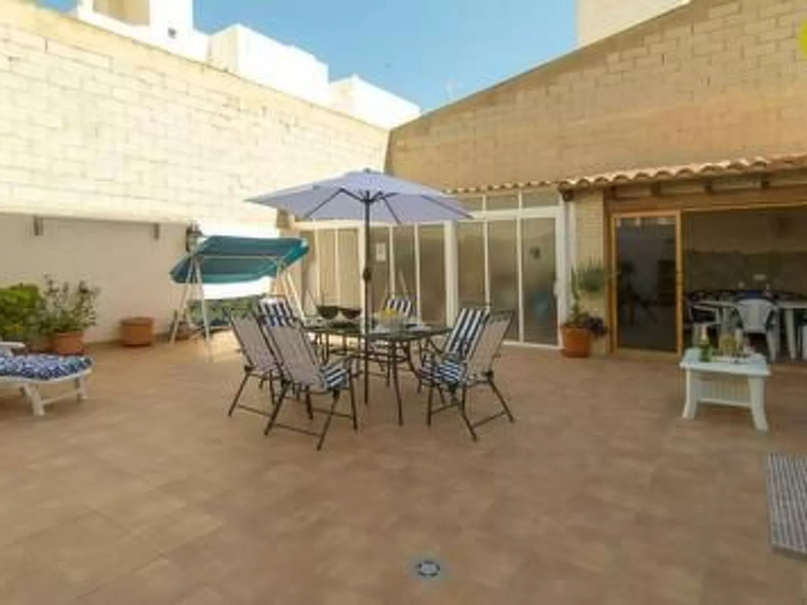 Wohnung mit Terrasse und privatem Pool-Dedans