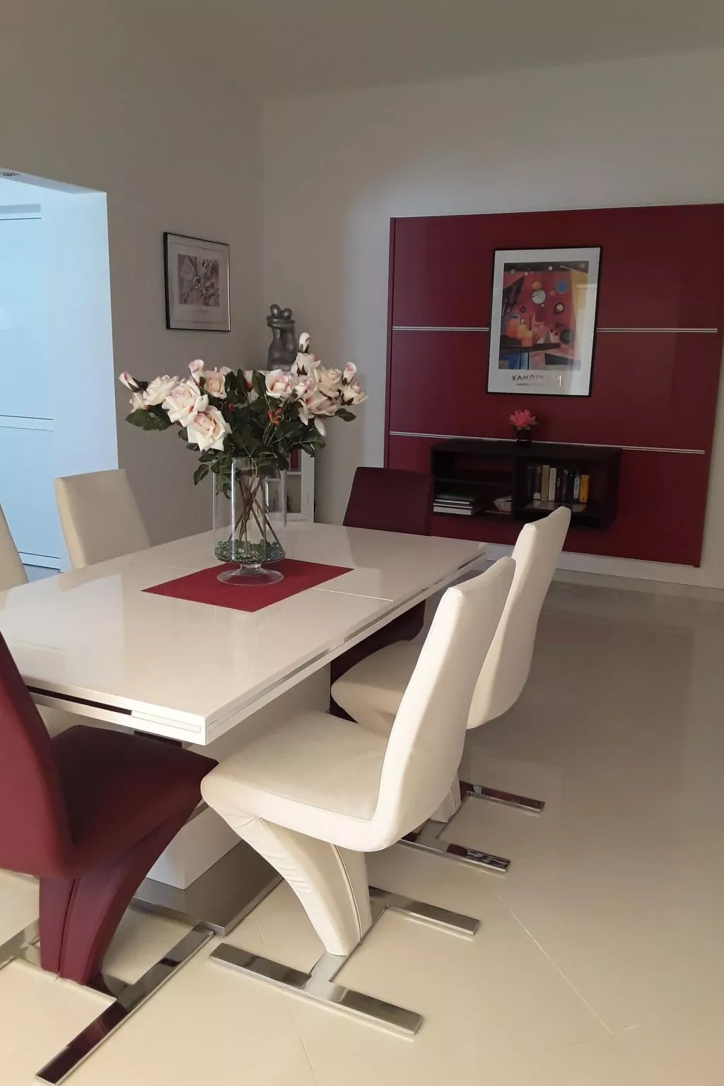 Sonniges Ferienhaus mit Grill, Garten und Pool-Inside