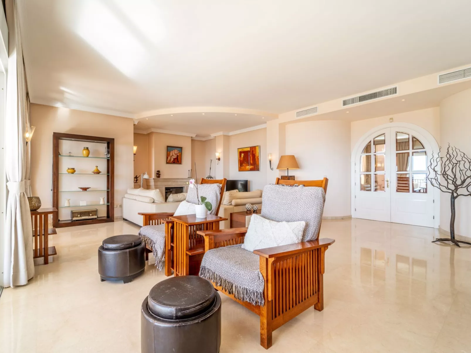 Luxuriöse Villa mit beheiztem Pool und Whirlpool-Inside