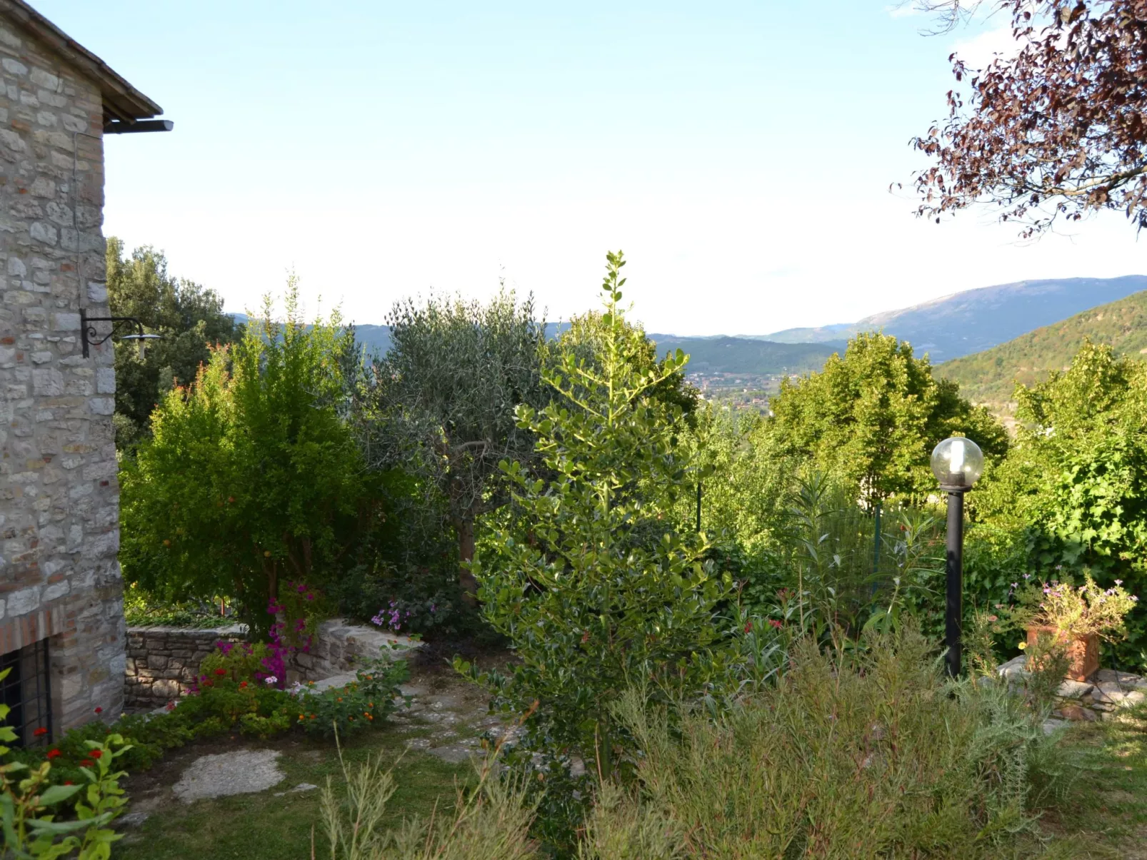 Altes Steinhaus mit Garten-Dehors