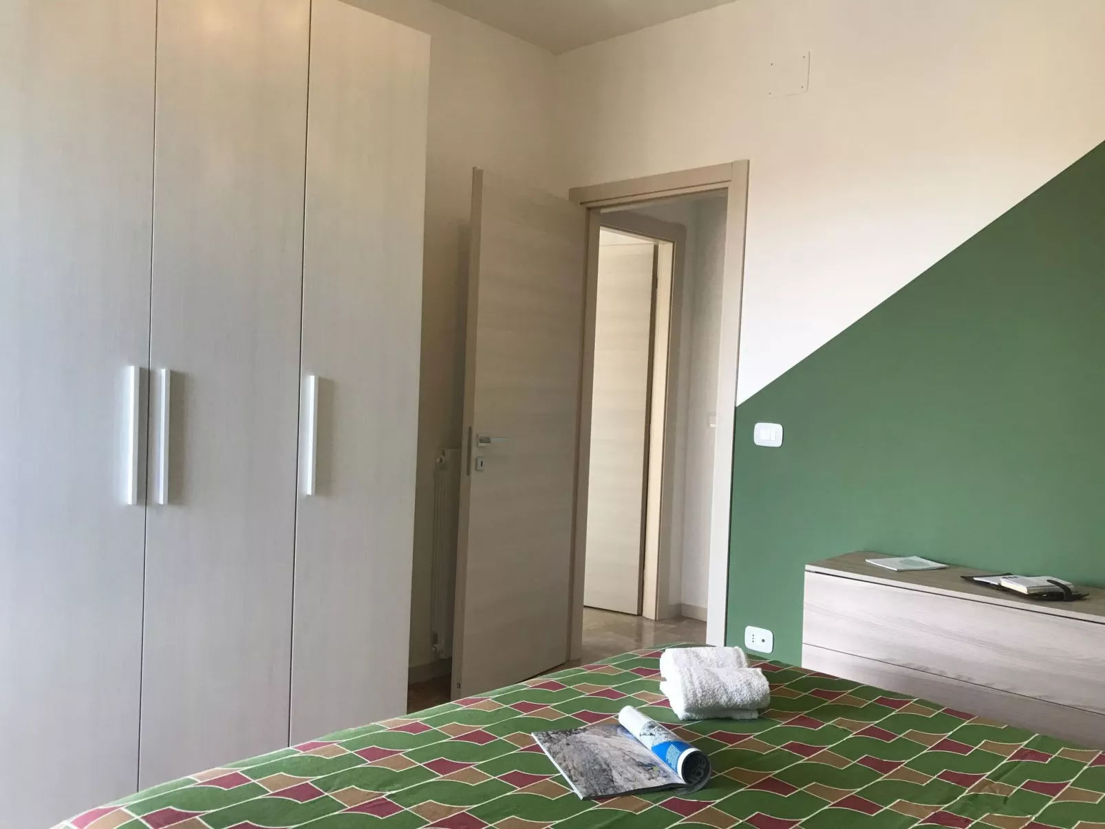 'White' mit Balkon-Drinnen