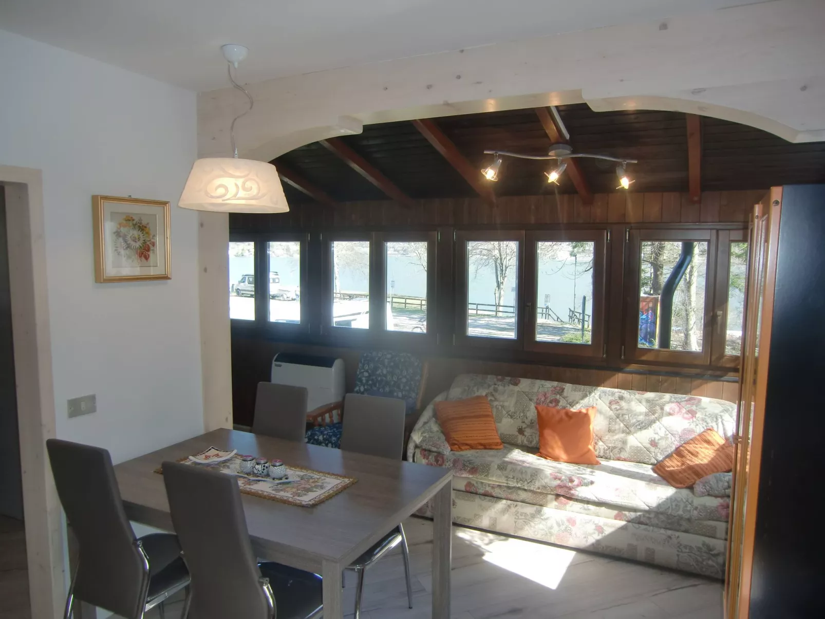 Freistehendes Haus mit Veranda mit Seeblick-Dedans