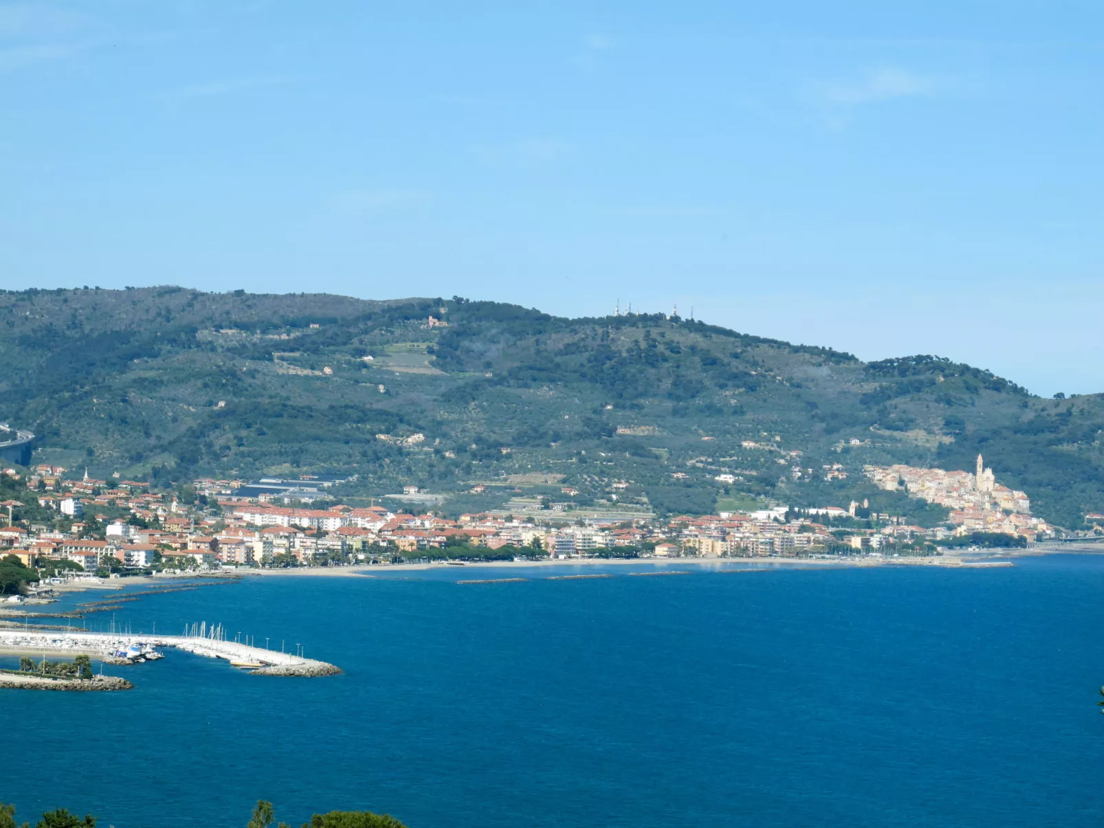 Angenehme Wohnung in San Bartolomeo Al Mare-Environnement