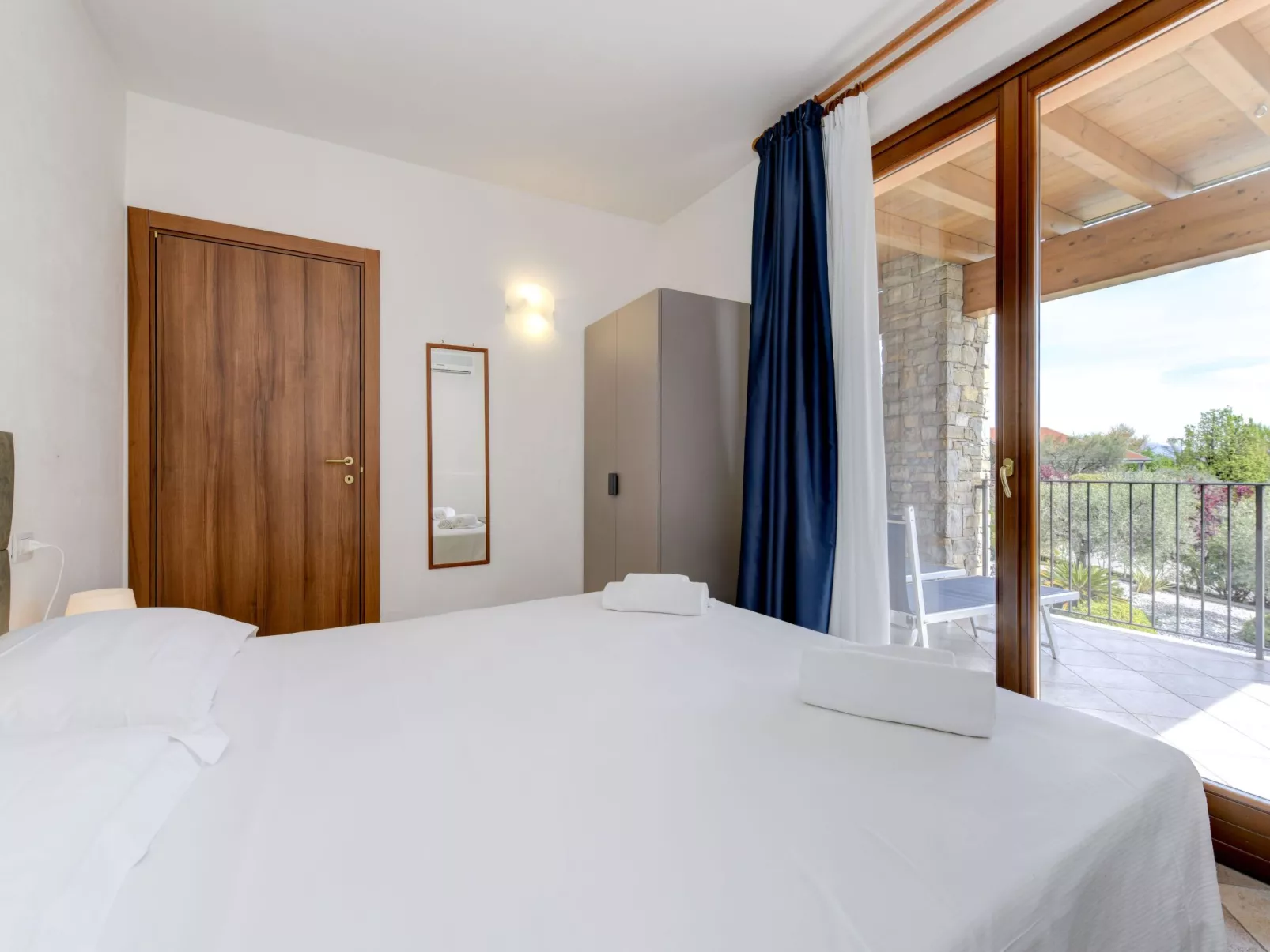 Wohnung mit Balkon, Schwimmbad und Seeblick-Inside