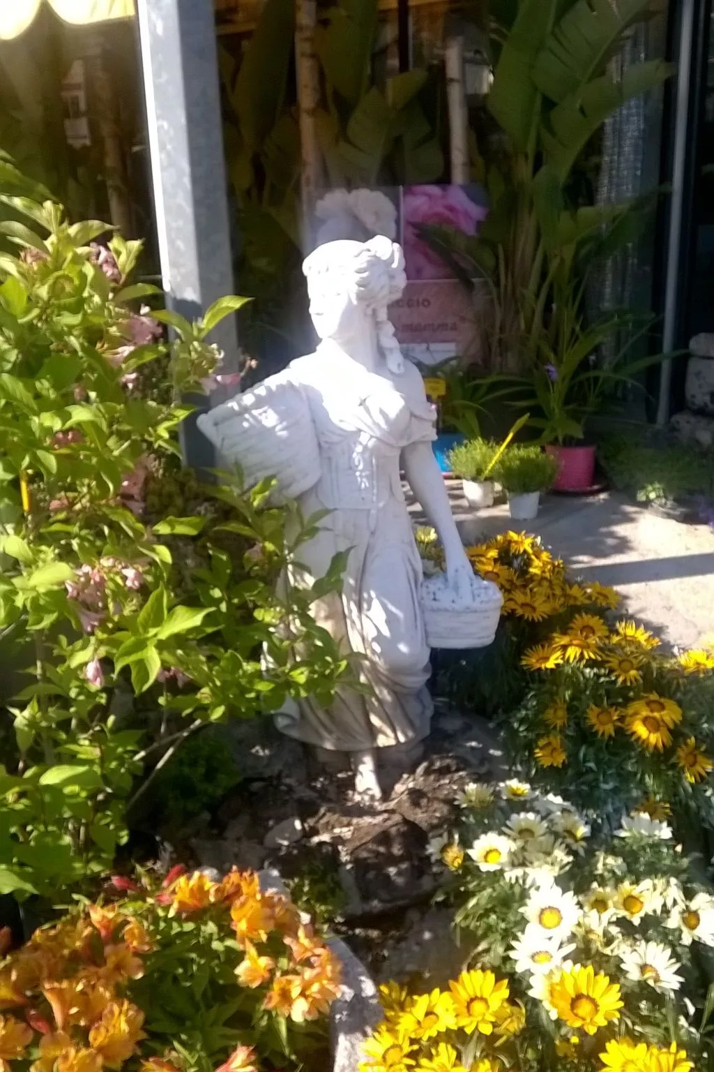 In einer Villa mit Garten und Blick auf den Gardasee-Outside