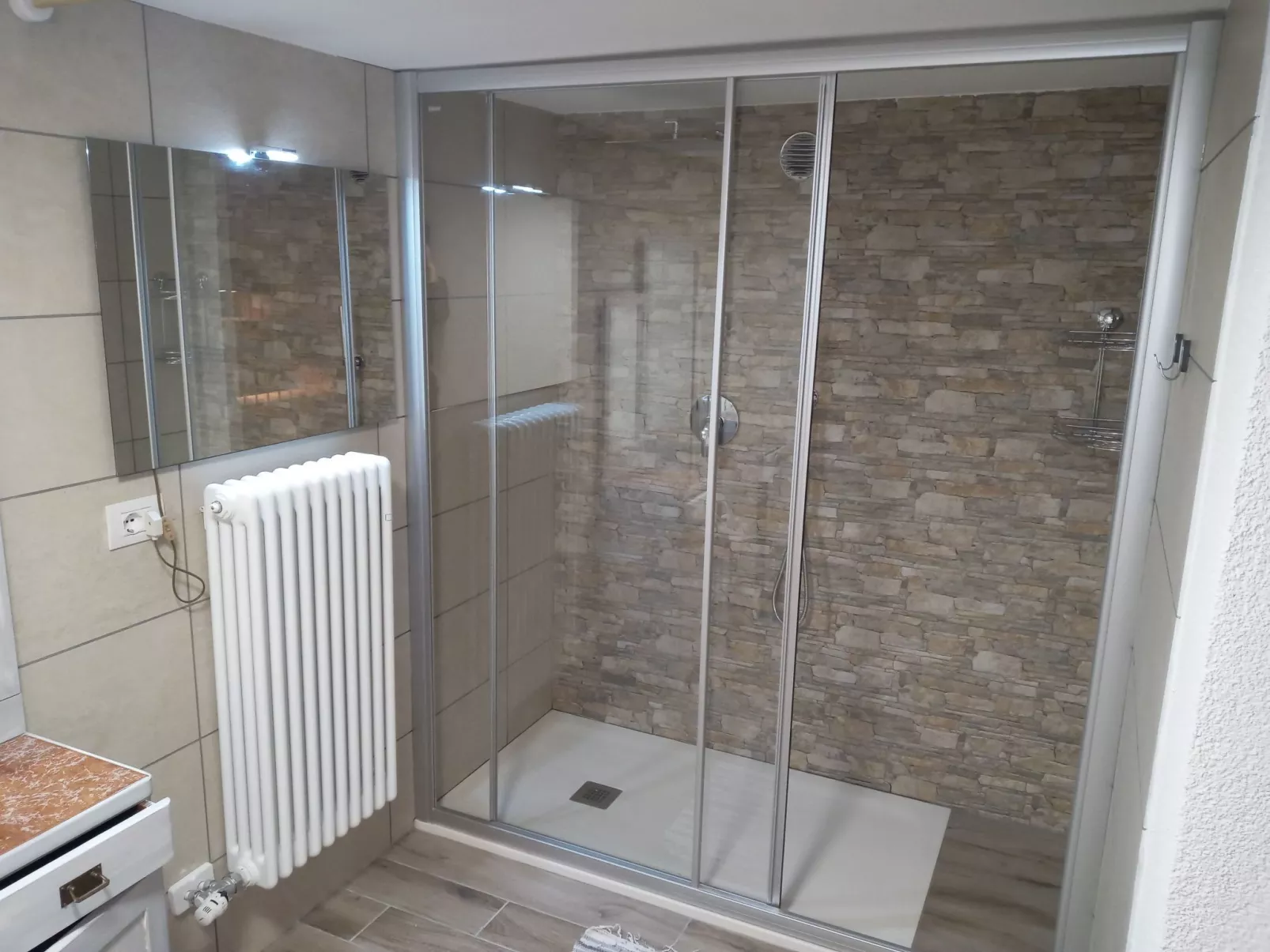 Freistehendes Haus mit eingezäuntem Privatgarten-Image-tags.info