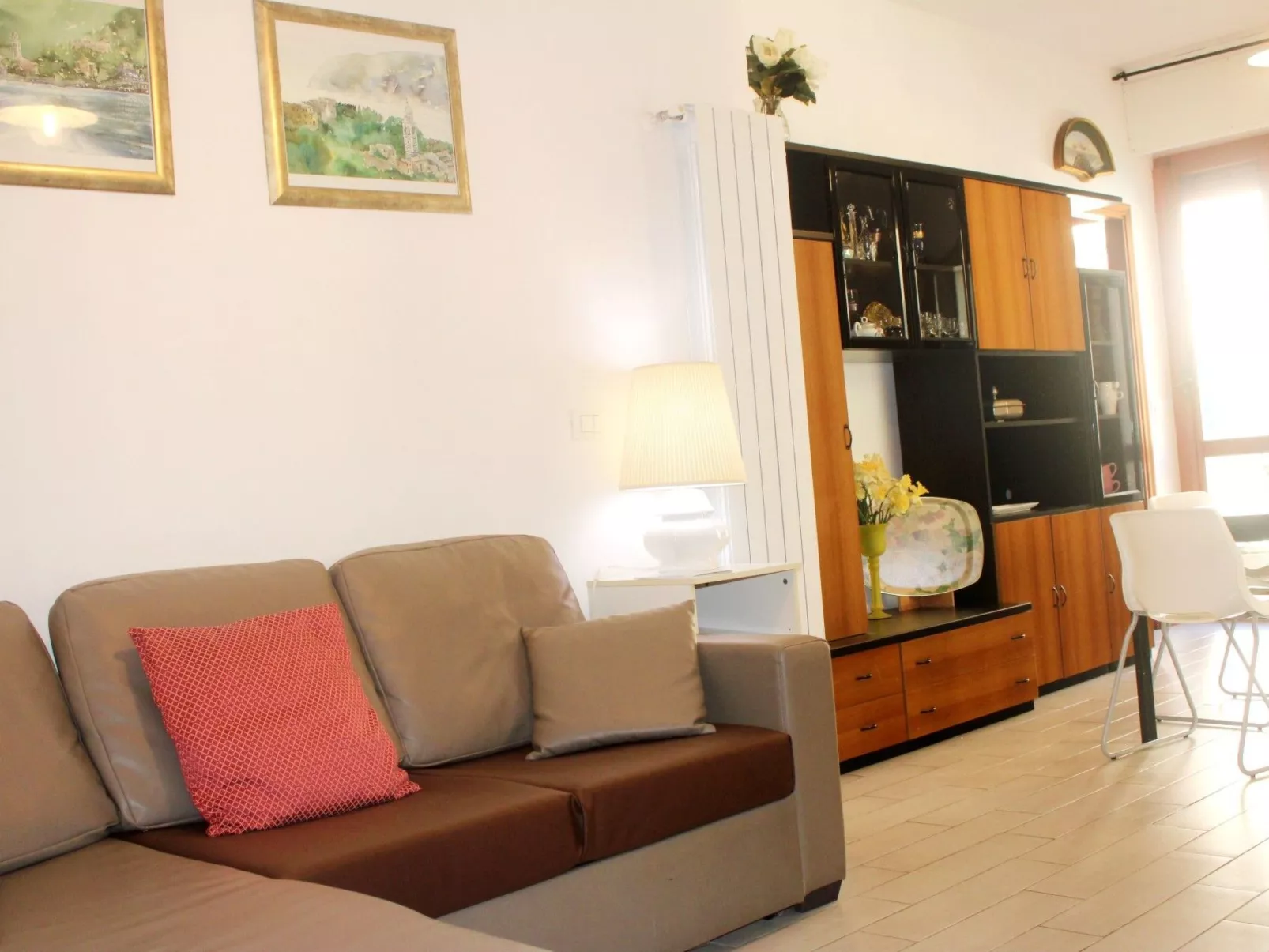 Sehr zentral mit Parkmöglichkeit-Drinnen