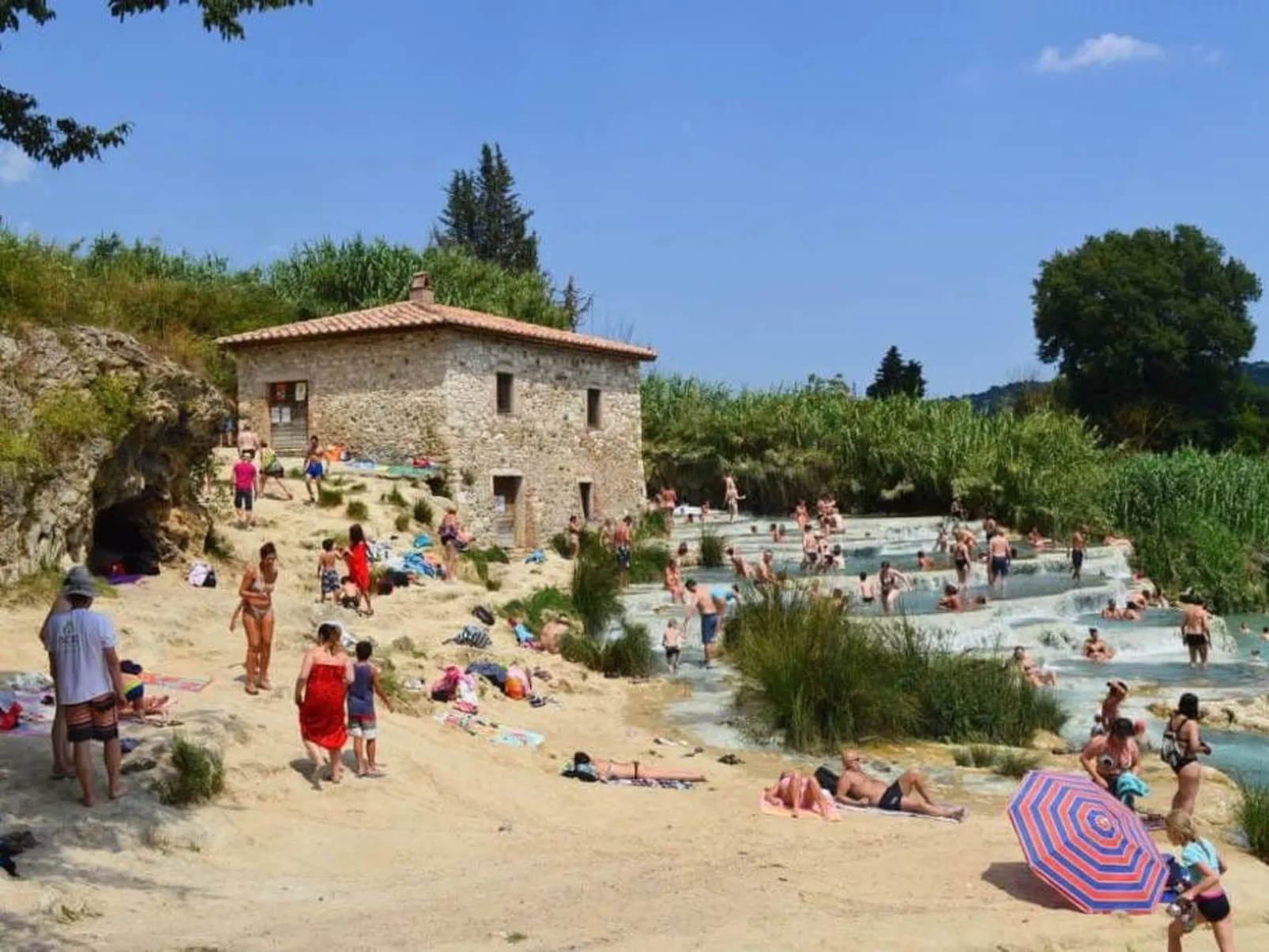 Mobilheim auf einem Campingplatz in der Nähe des Meeres und Pisa-Draußen
