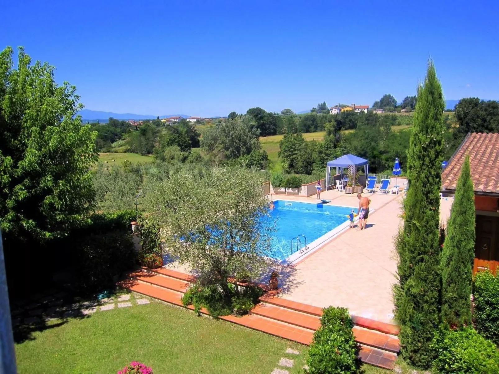 Anwesen mit Gemeinschaftspool-Outside