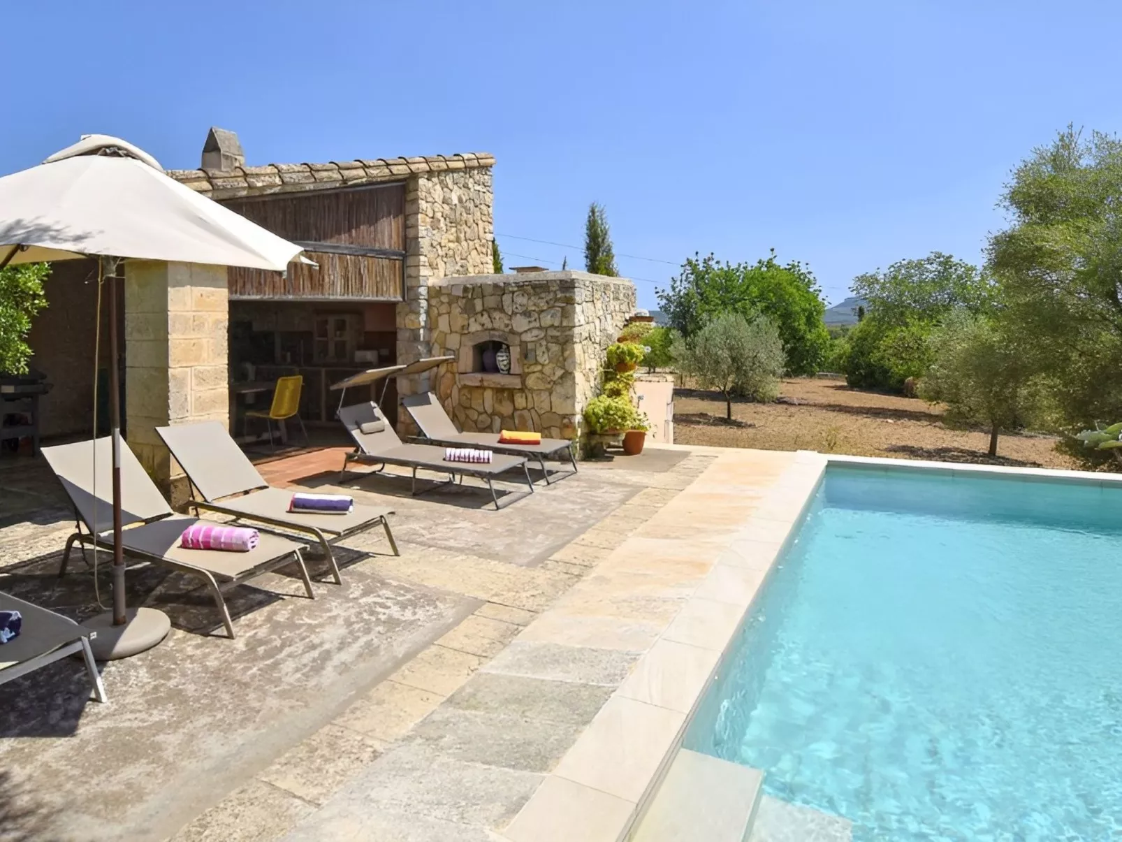 Finca mit Ruhe und Infinity-Pool-Image-tags.info