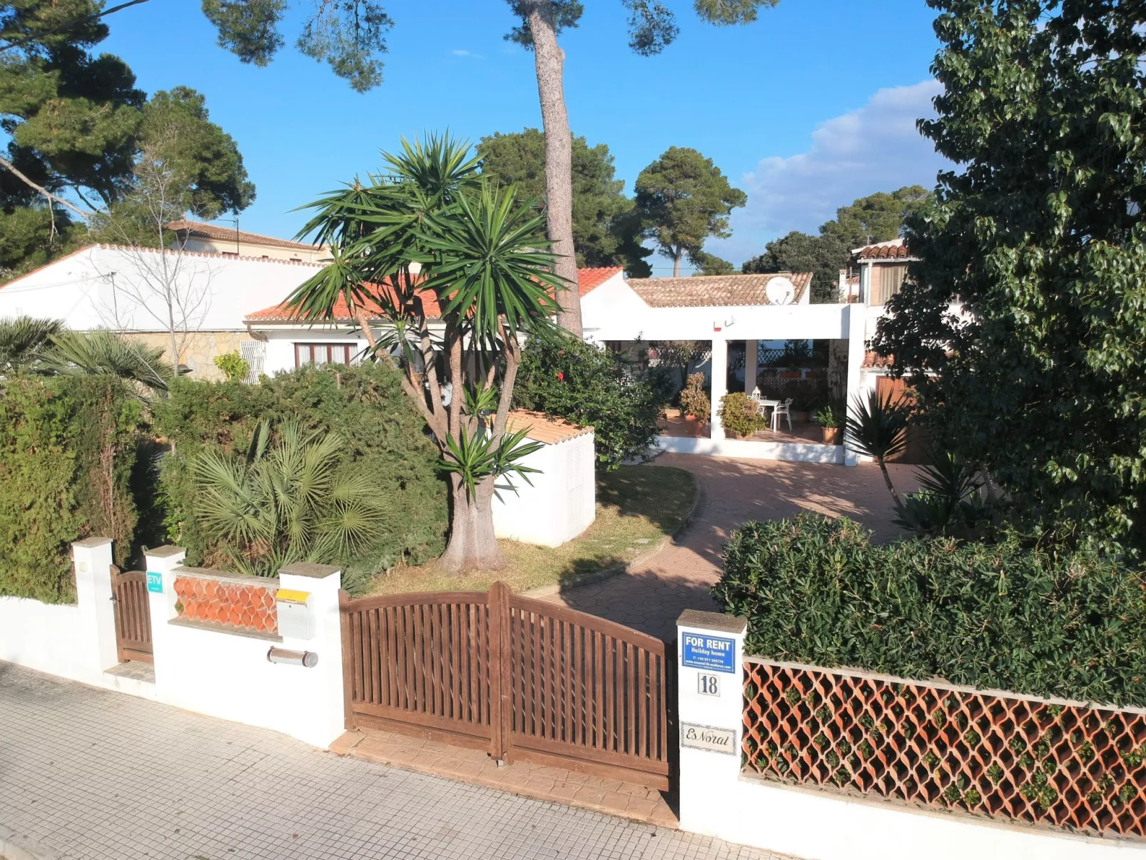 Landhaus mit Garten, Sonnenterrasse sowie überdachter Terrasse und Pool in Stra-Outside