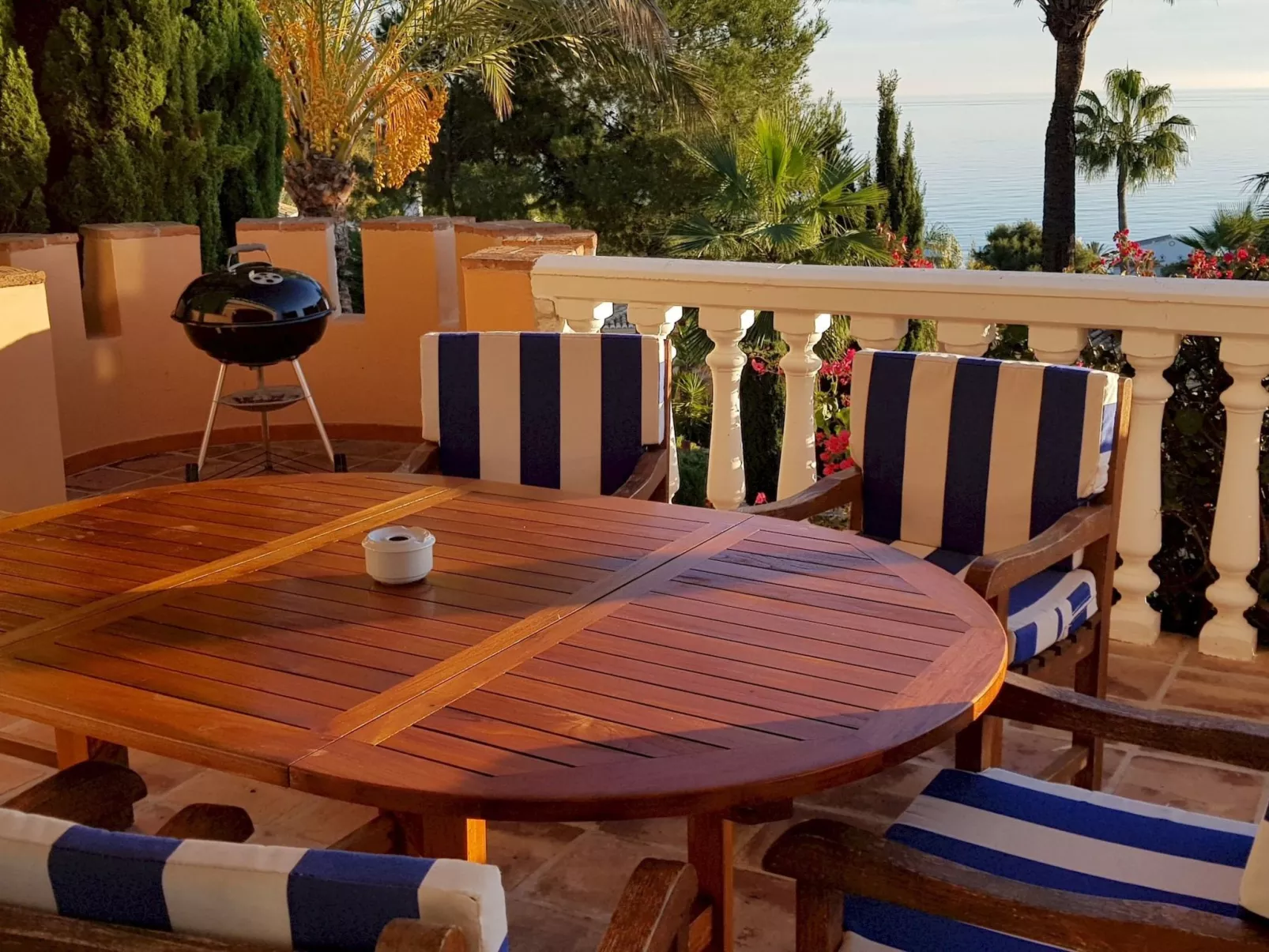 Mit Blick auf das Wasser-Outside