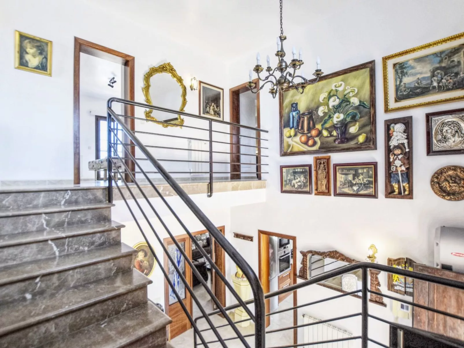 Schöne Villa mit Pool in der Nähe des Strandes-Drinnen