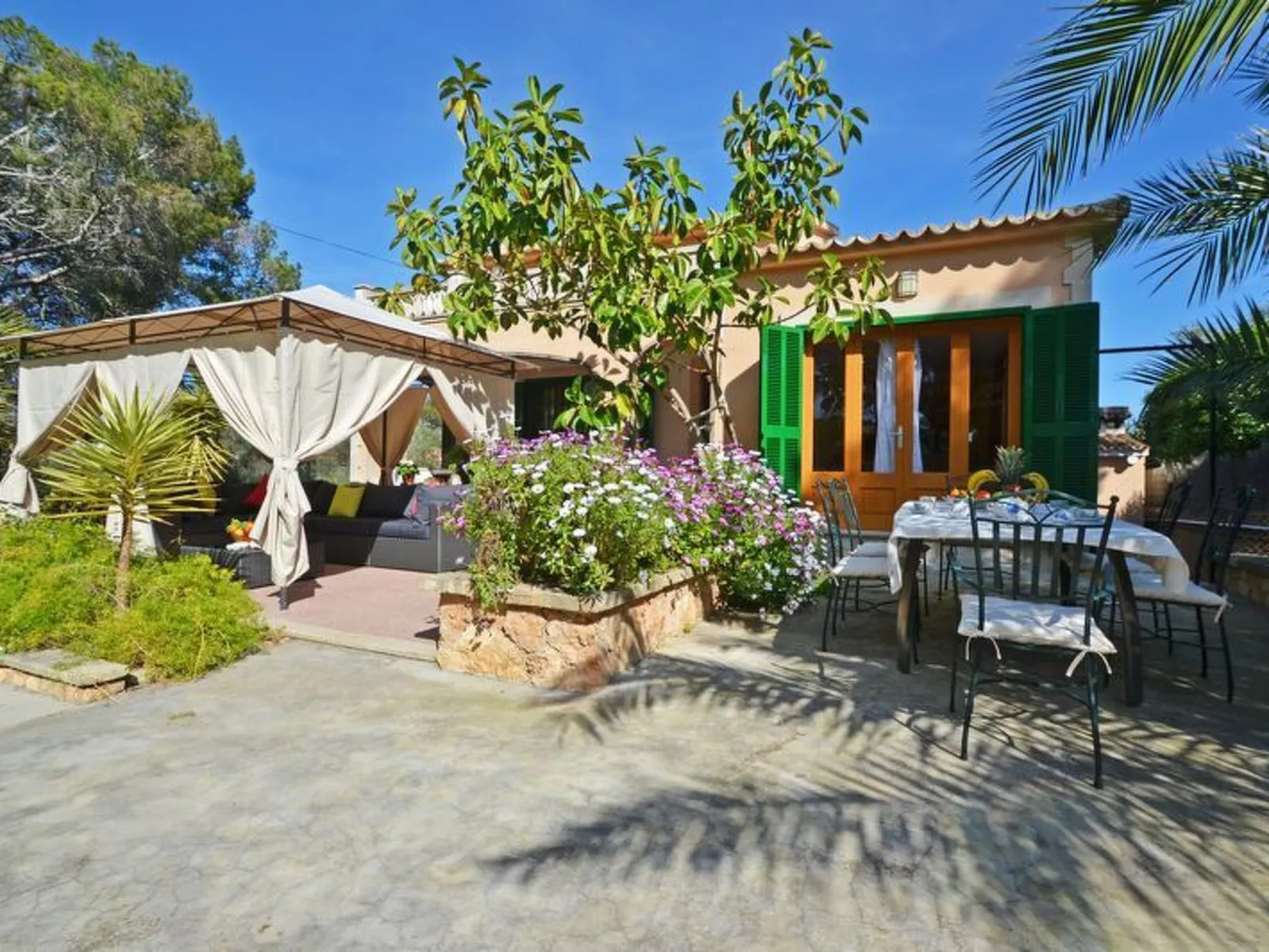 Schöne Villa mit Pool und Garten-Outside