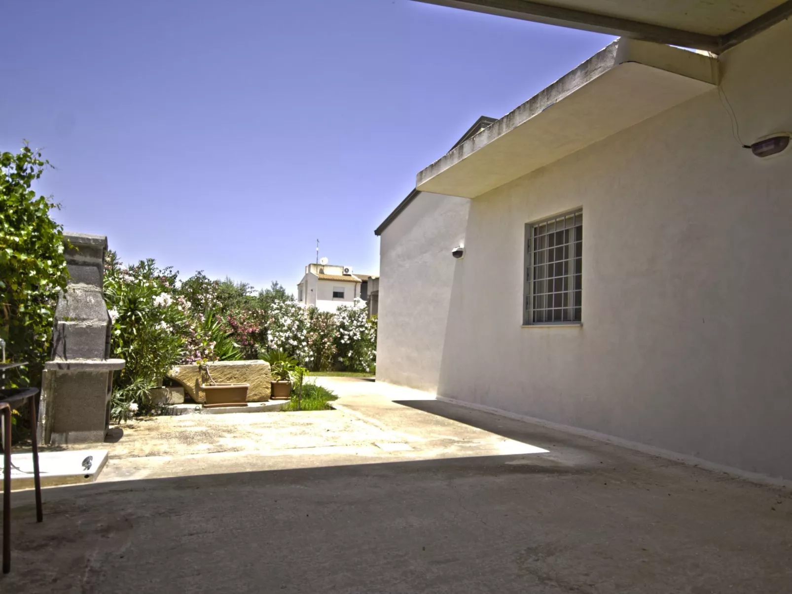 Ebenerdig auch für Rollstuhlfahrer geeignet mit Terrasse und Parkplatz-Image-tags.info