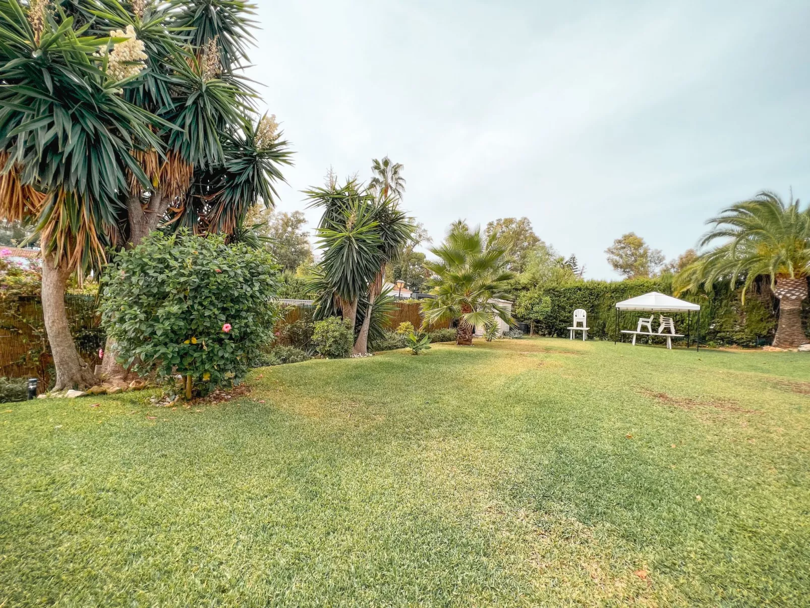 Schöne Villa, großer Pool und Garten-Outside