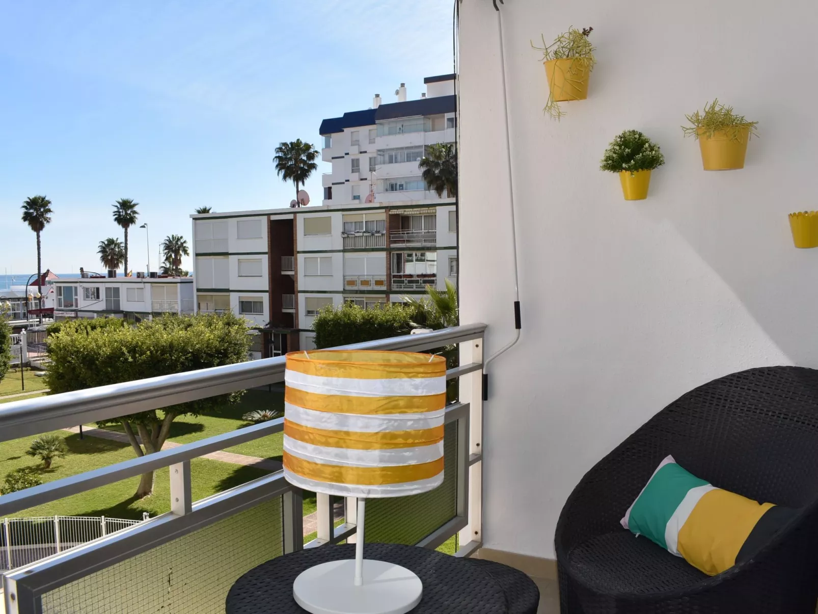 Helle und renovierte Ferienwohnung mit Balkon und tollem Blick auf das Meer-Outside