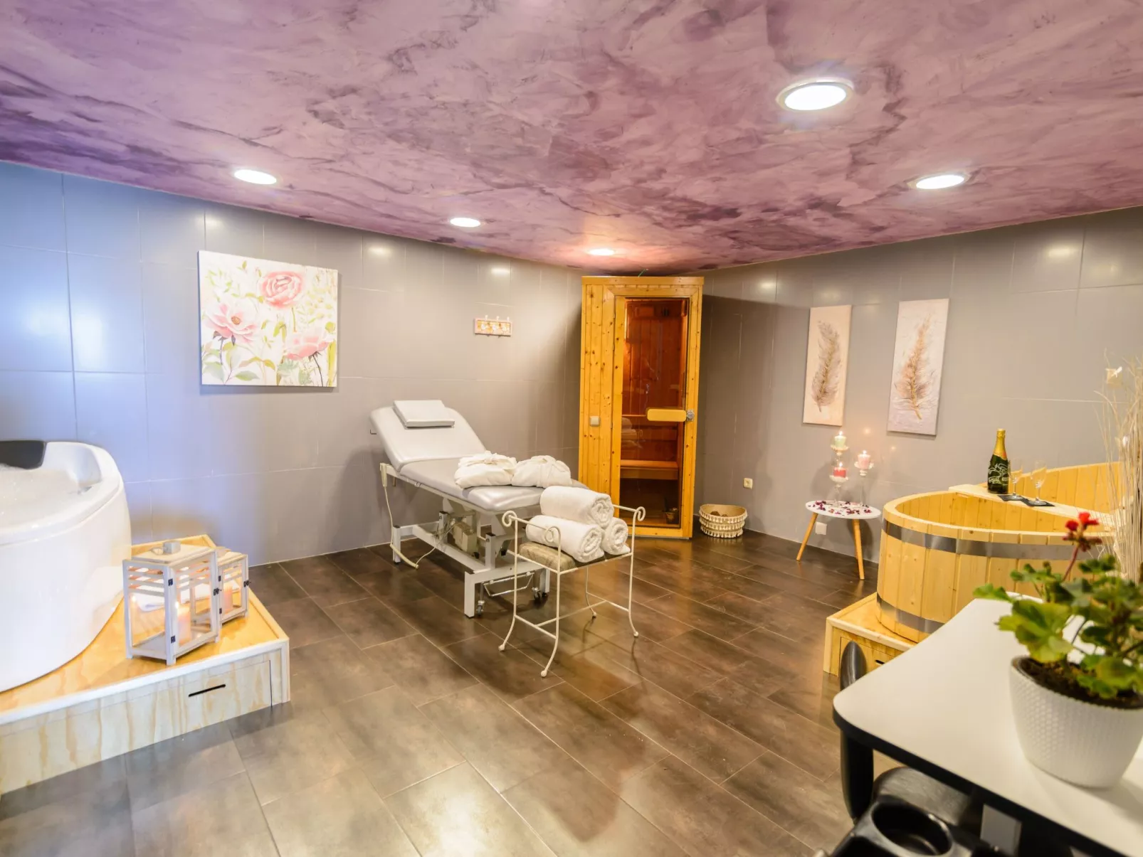 Spa-Spielzimmer mit Außen-Whirlpool und Schwimmbad-Inside