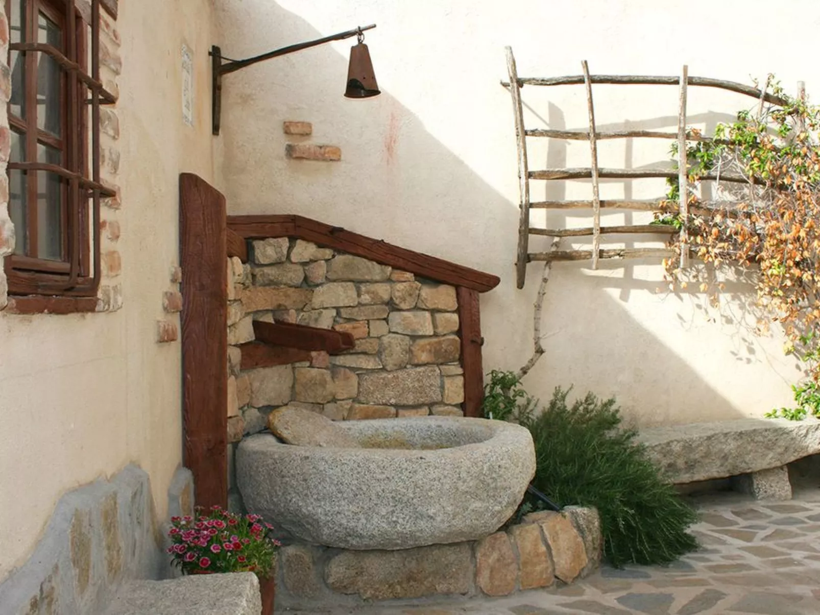 Callejón del Pozo II-Outside