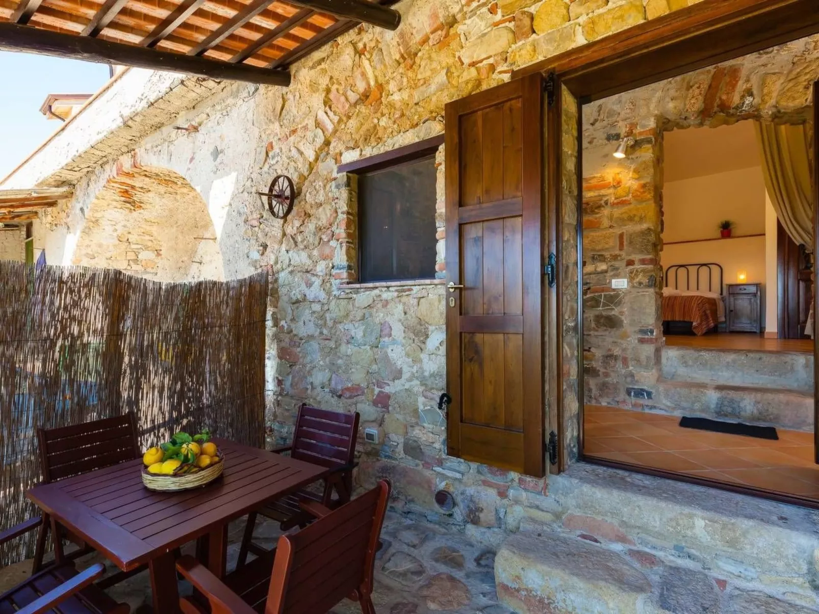 Il Pozzo - Zwei-Zimmer-Wohnung - 1 Schlafzimmer - 1 Badezimmer - Wohnküche - in-Draußen