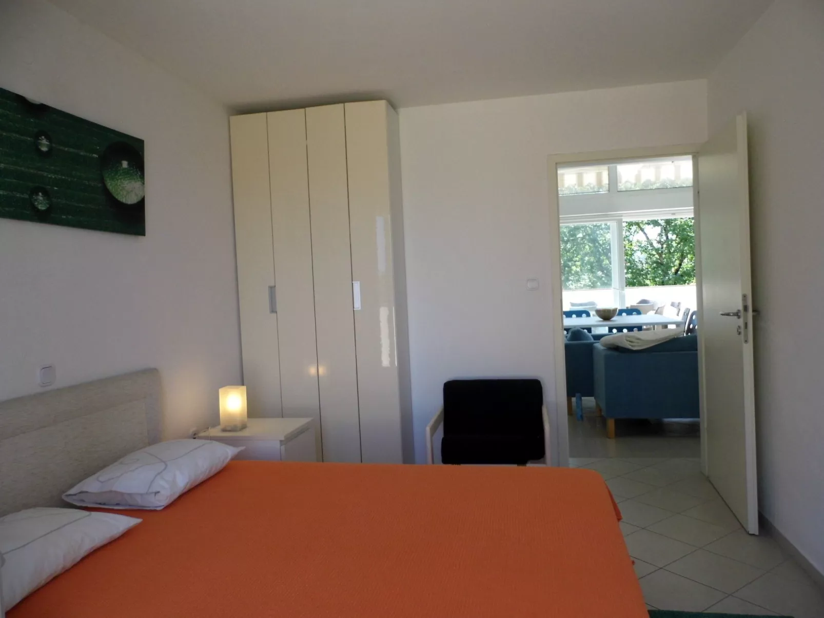 Mit Blick auf das Wasser-Inside