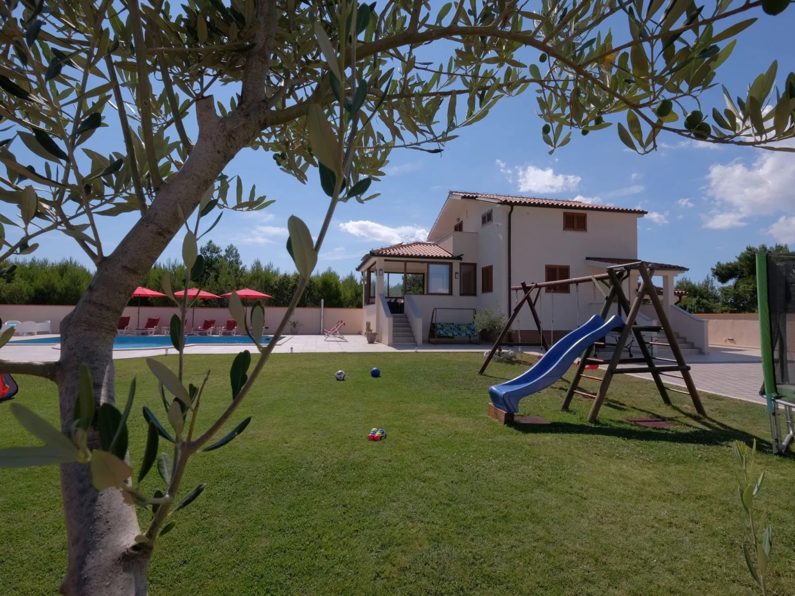 Nettes Ferienhaus in Pomer mit Privatem Pool-Dehors