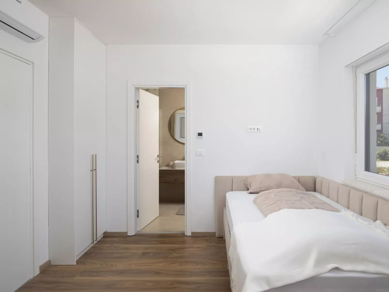 Villa Oasis mit beheiztem Pool, 700 m vom Meer entfernt-Drinnen