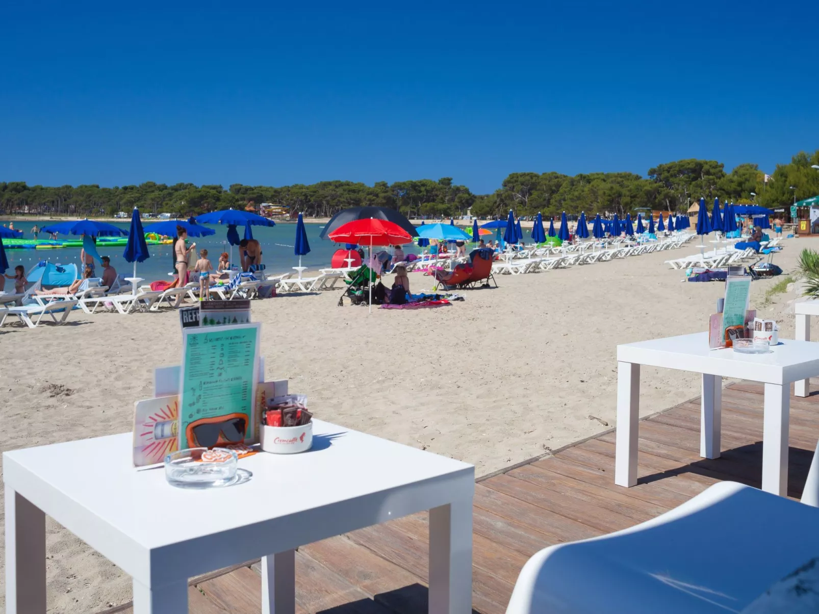 Mit Jacuzzi, Garten und Parkplatz-Draußen