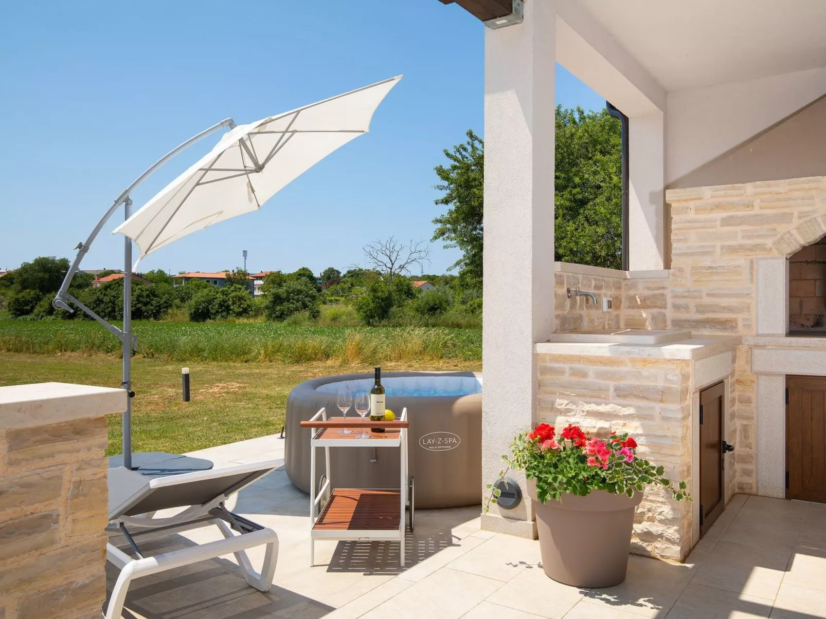 In Pomer mit Parkplatz-Draußen