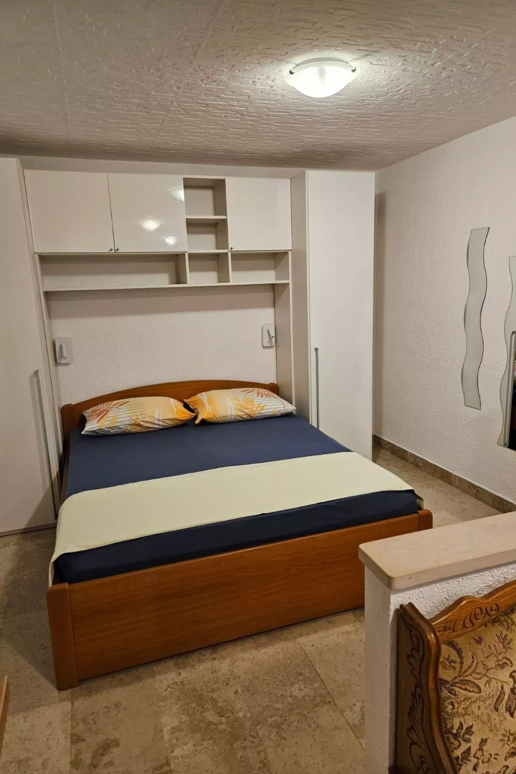 "Second" mit Terrasse-Drinnen