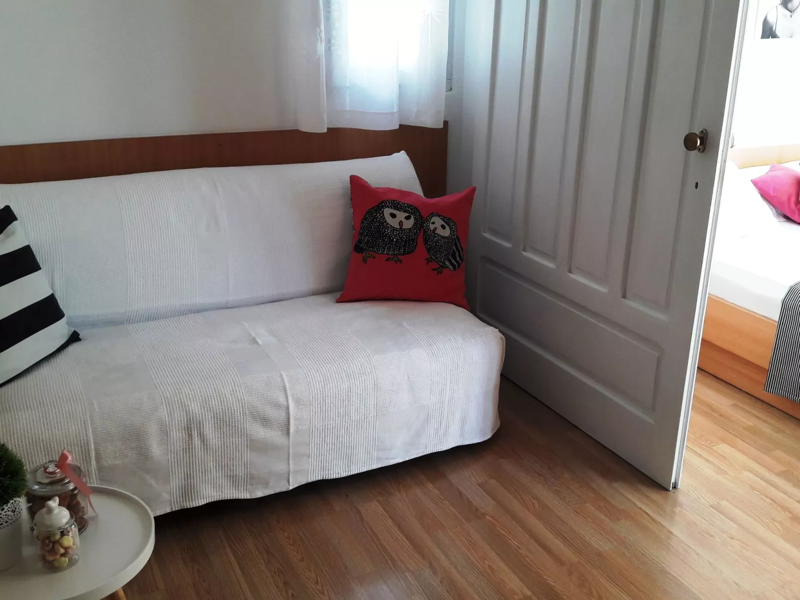 Mit Blick auf das Wasser-Dedans