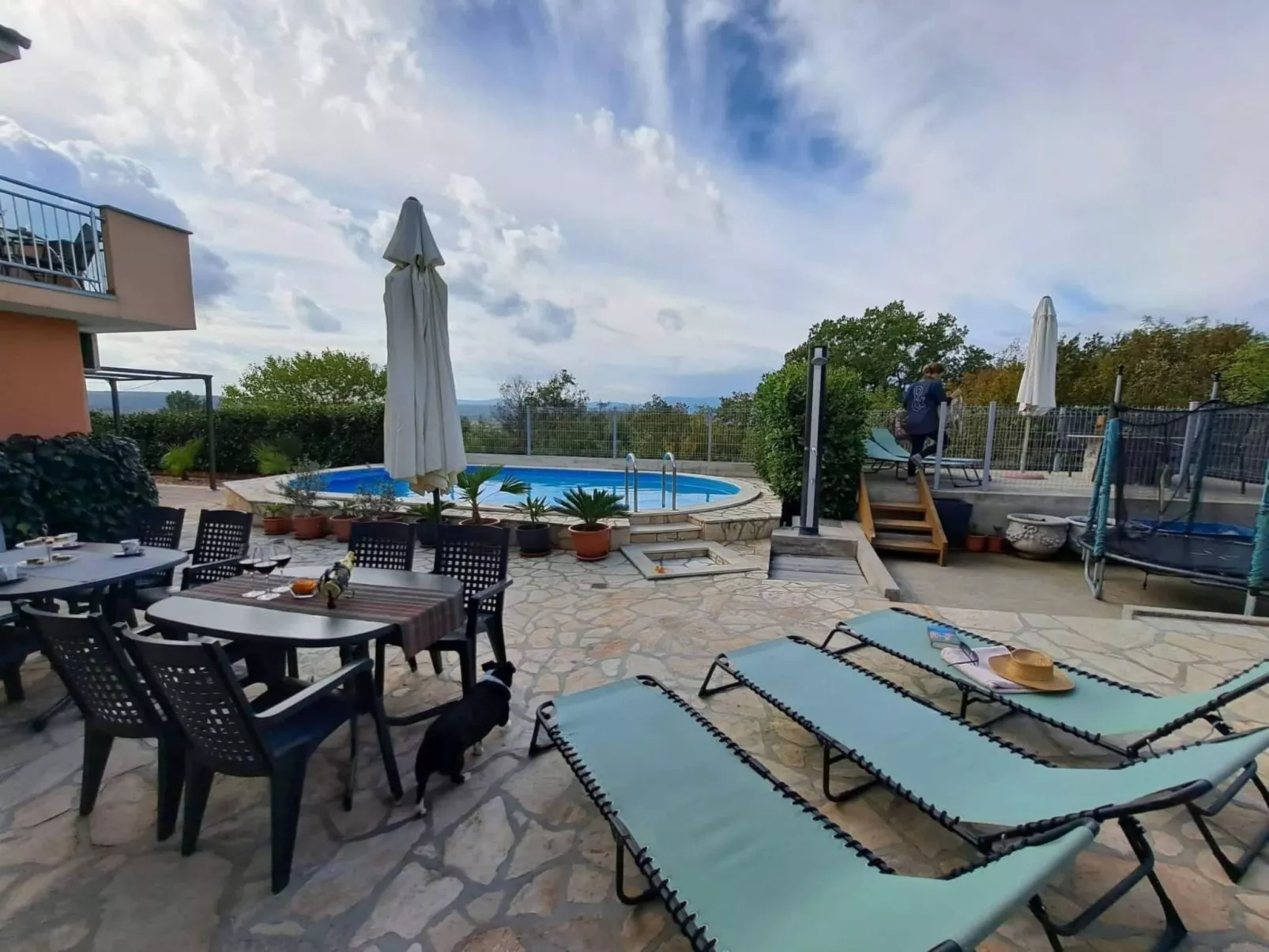 "Nette App in der Nähe des Pools"-Image-tags.info