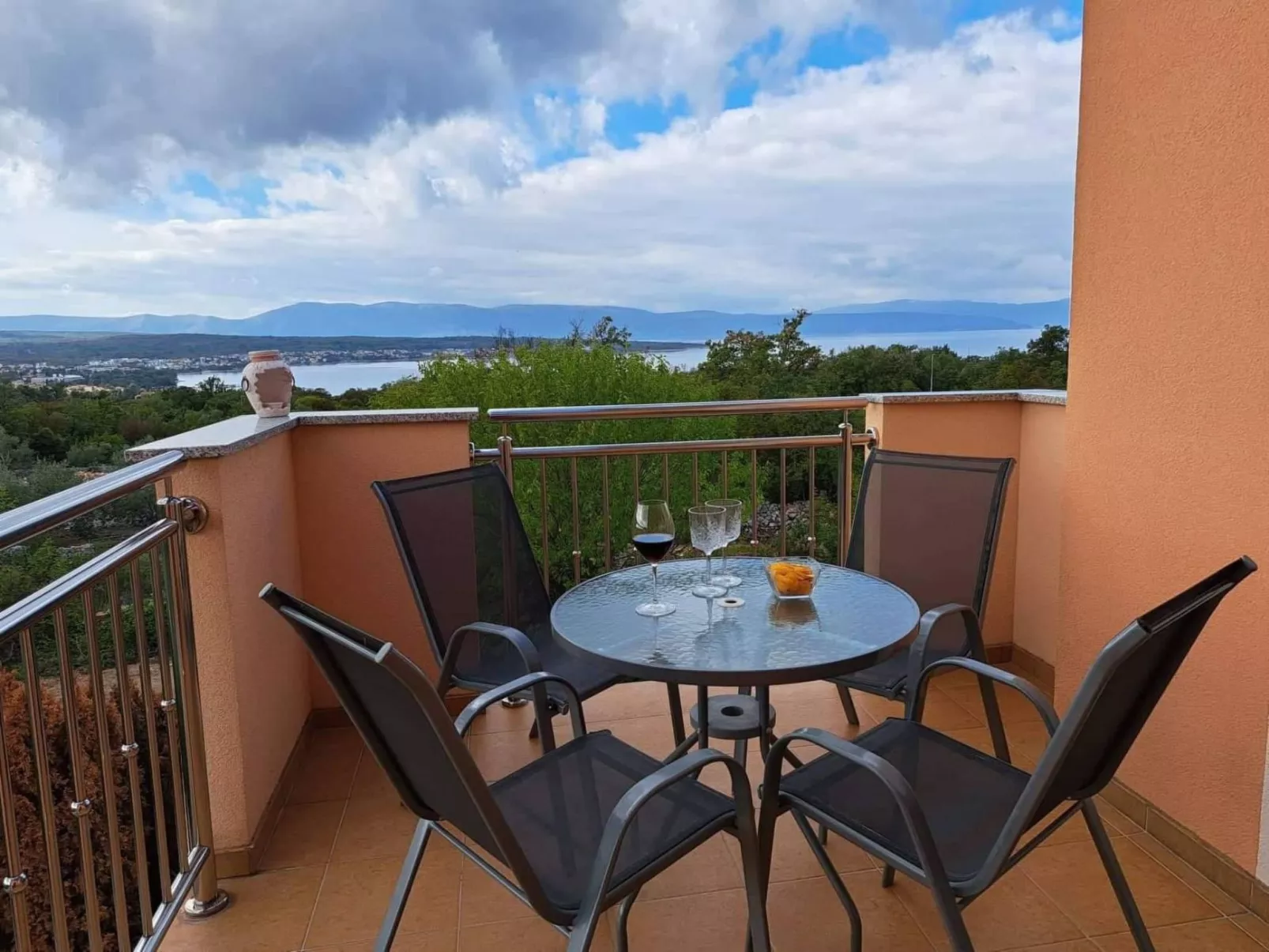 Wunderschöne Ferienwohnung, mit Meerblick und Pool-Outside