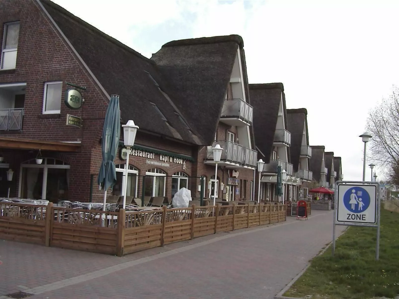 In Burhave mit Terrasse und Grill-Draußen