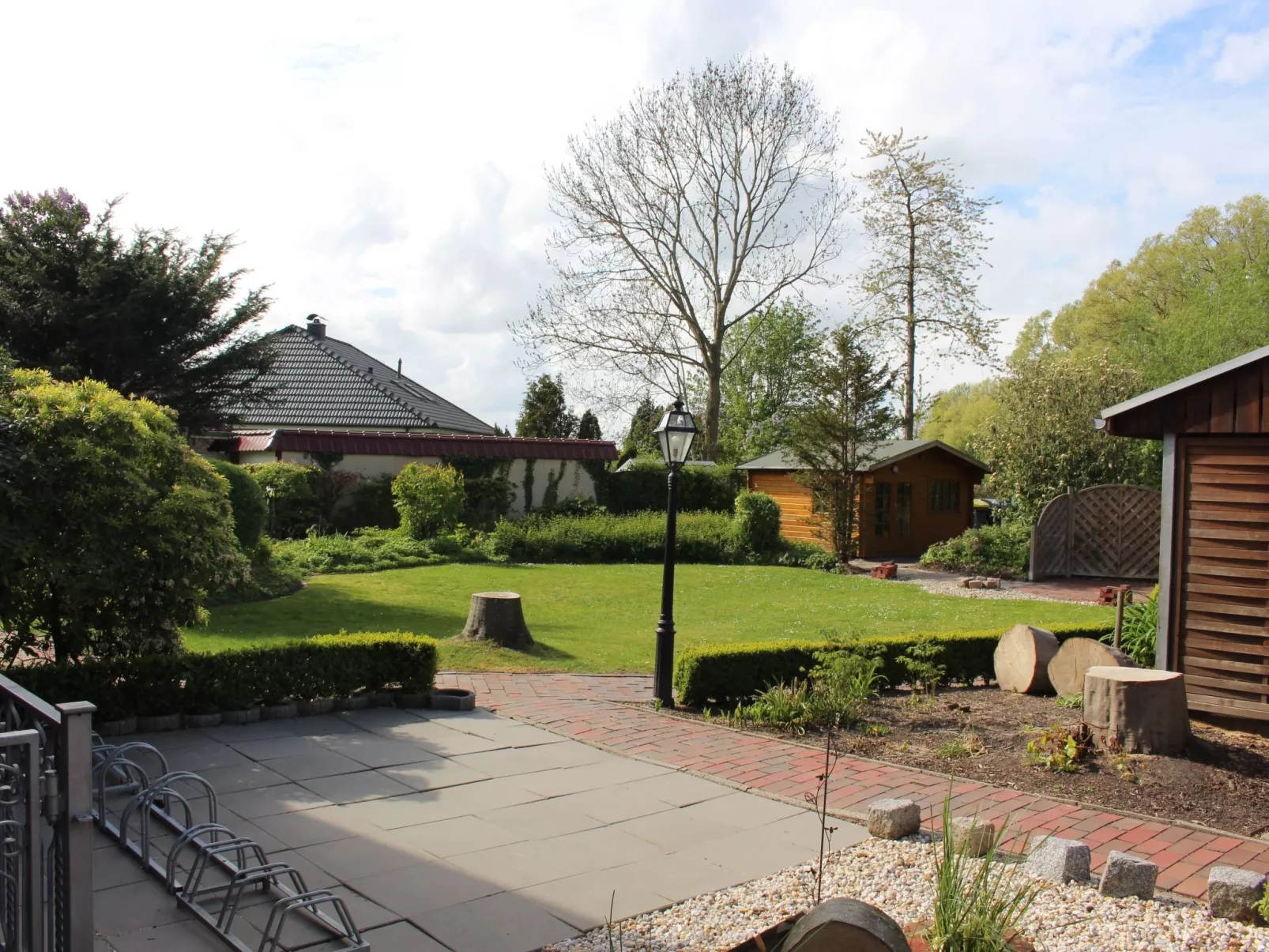 Geräumige Ferienwohnung in Burhave mit Grill, Garten und Pool-Draußen