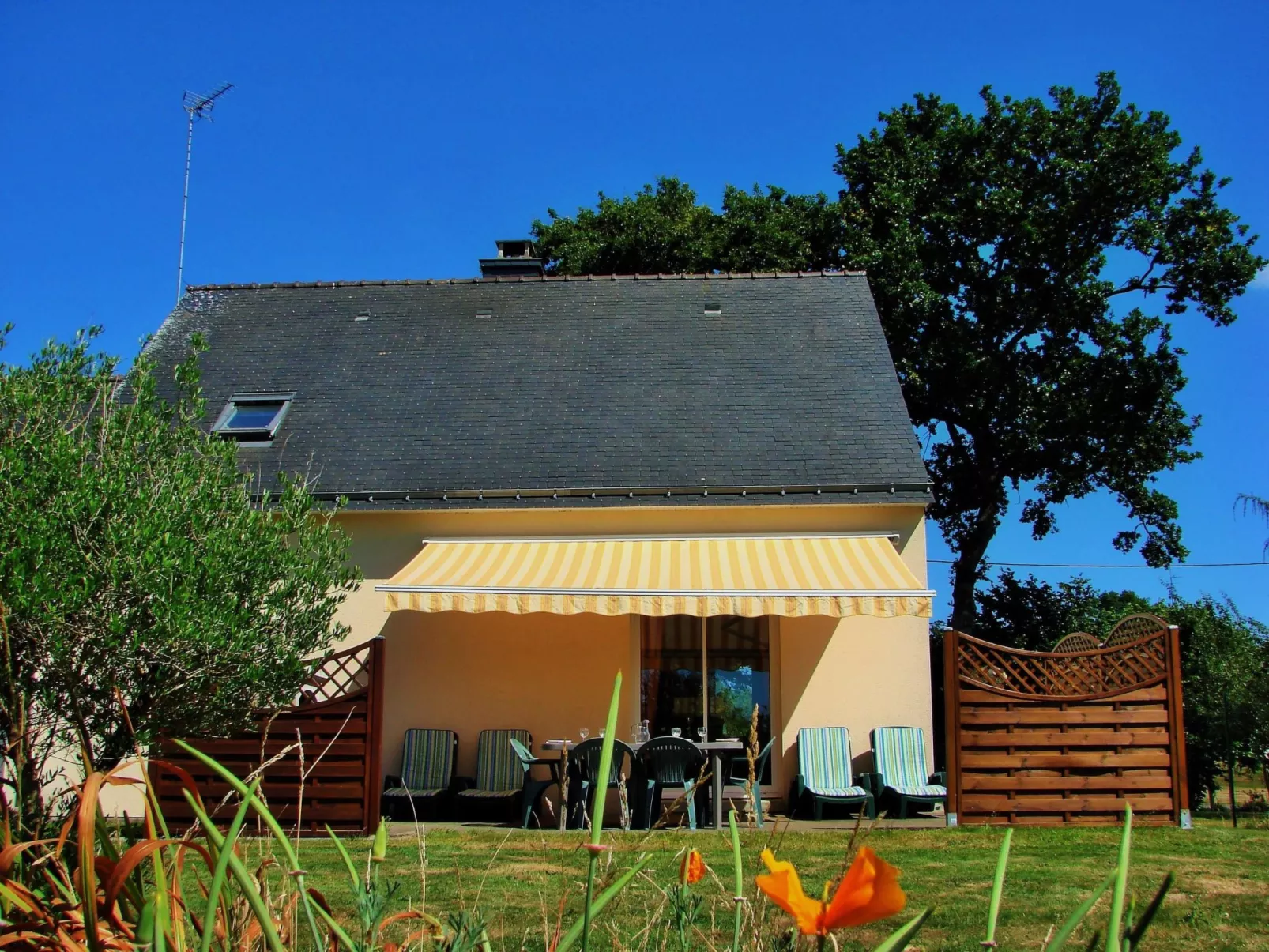 Mit eigener Terrasse-Outside