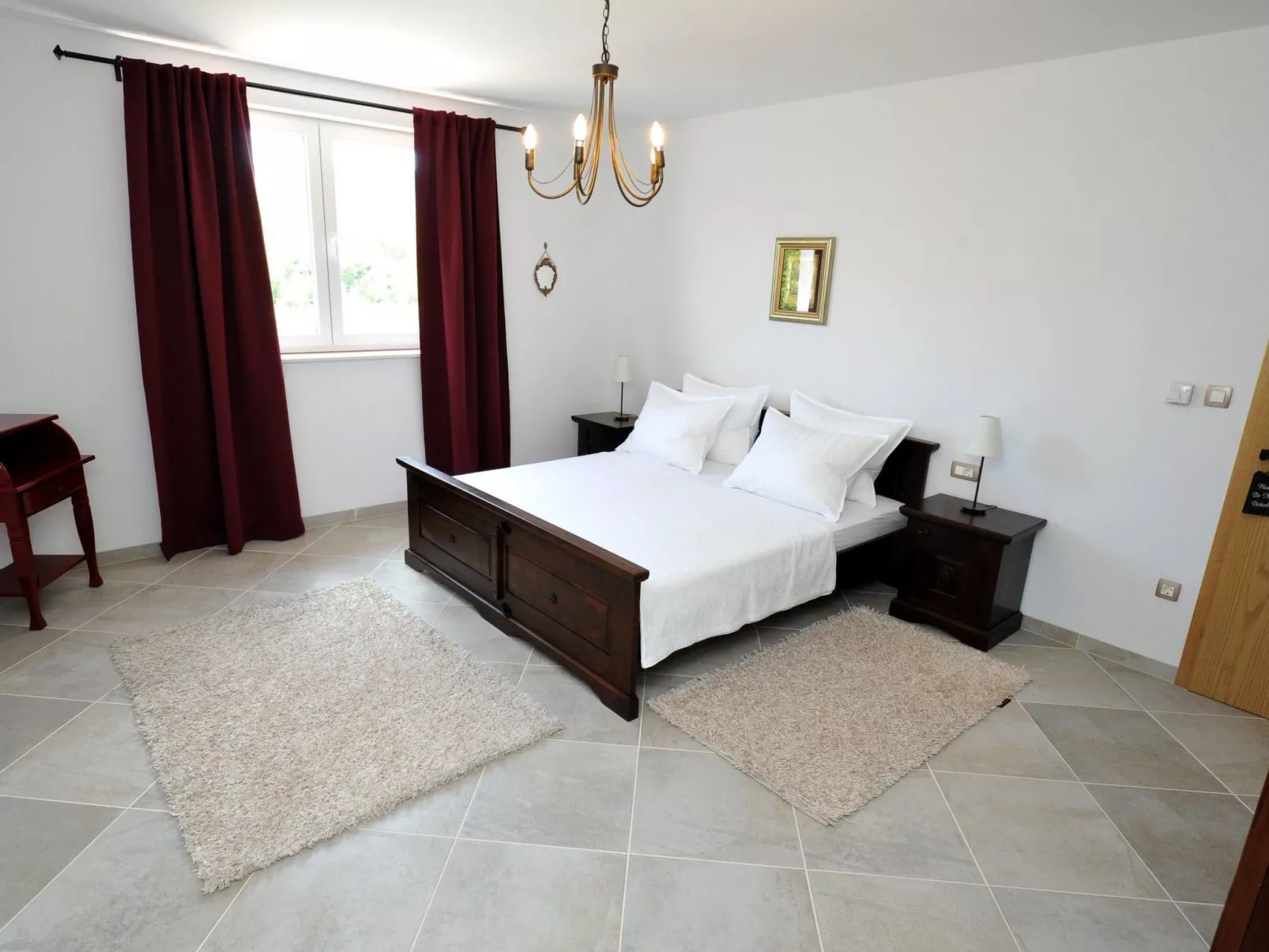 Alleinstehendes Ferienhaus mit Swimmingpool-Dedans