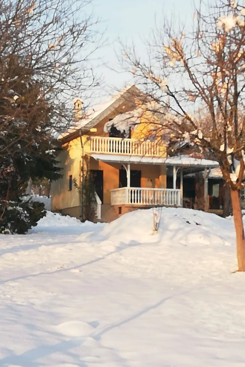 Hütte mit Garten, Grill und Terrasse-Image-tags.info