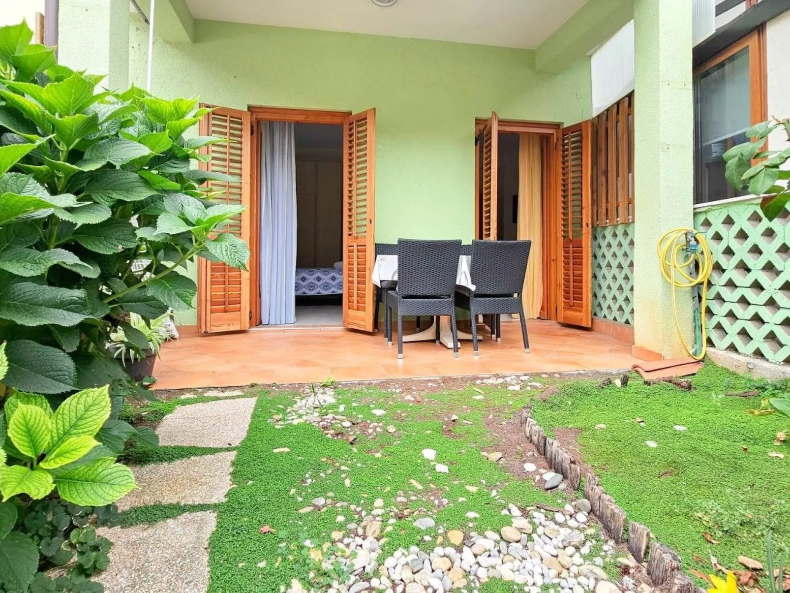 Mit Blick auf das Wasser-Inside