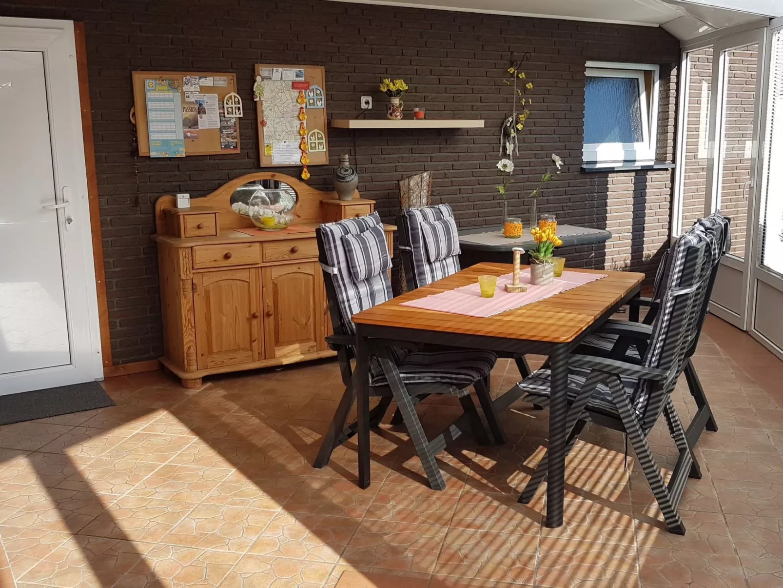 Ferienvilla mit Garten, Grill und Terrasse-Dedans