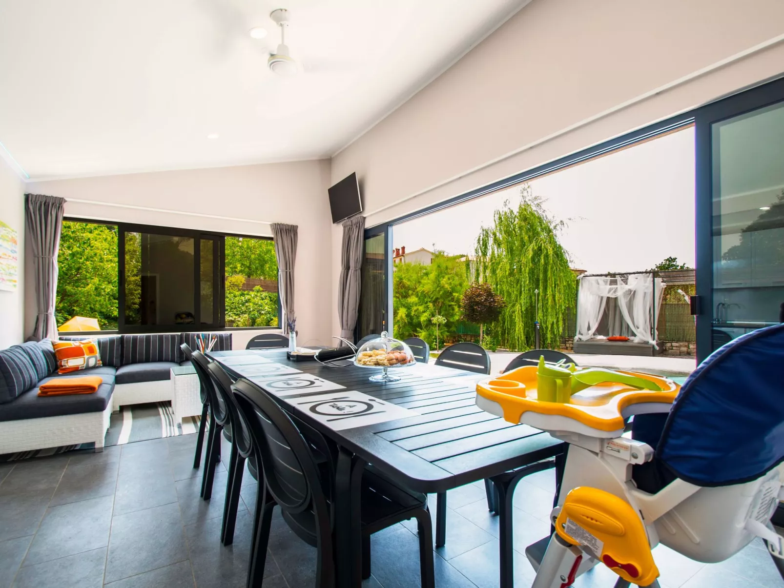 Schöne Villa mit Garten und Biodesign-Pool-Dedans