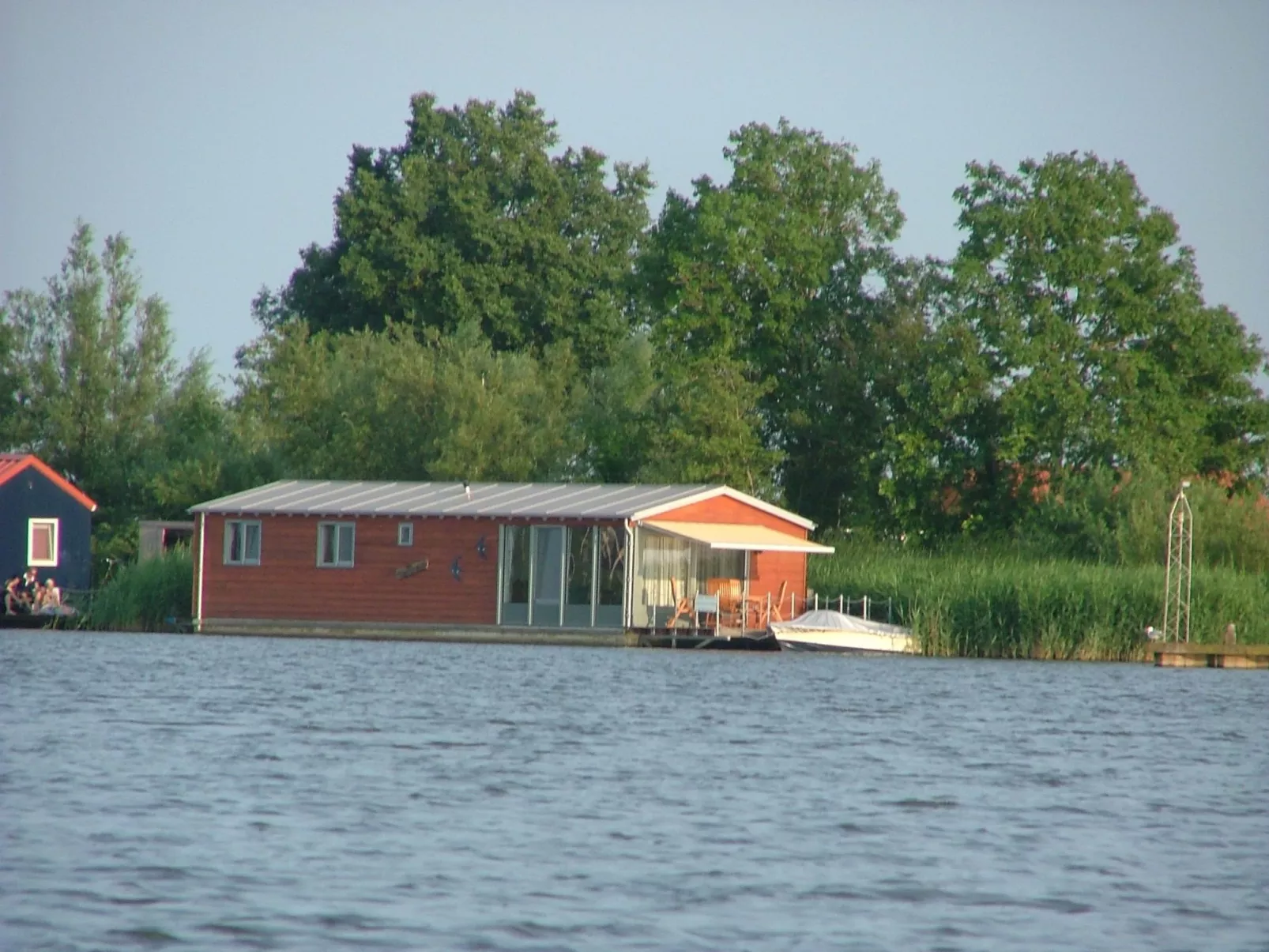 Boot "De Frijheit" mit Blick auf das Wasser-Dehors