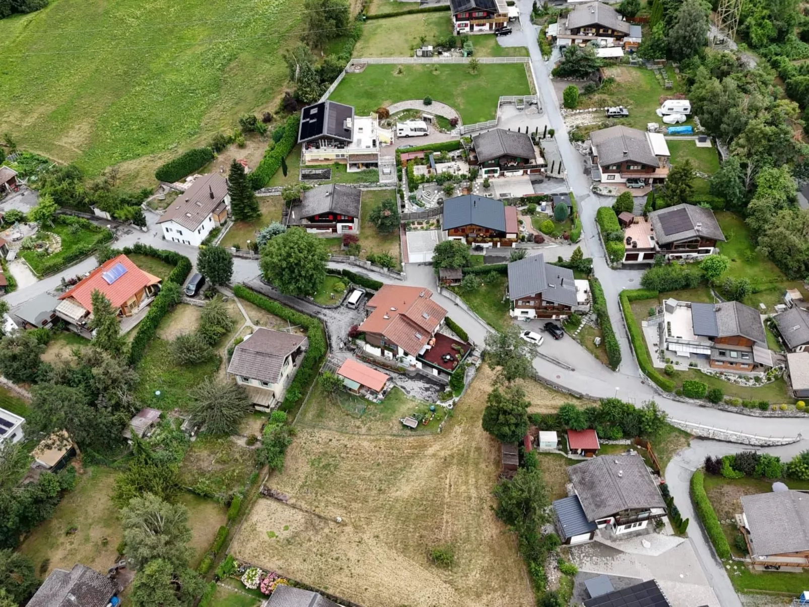 Chalet Haus (bei Einfahrt grosser Nussbaum )-Dehors