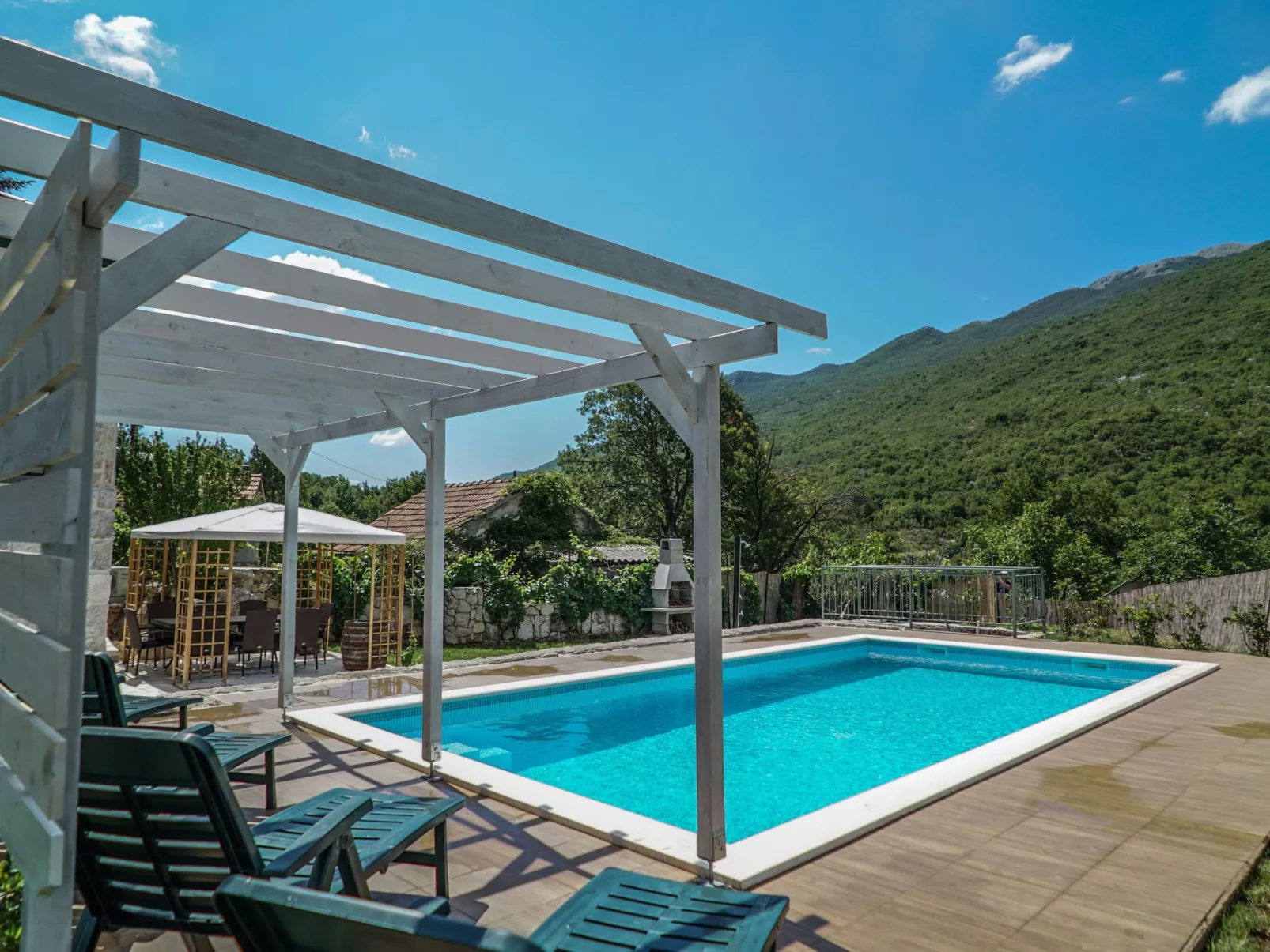 In Zagvozd mit Privatem Pool-Outside