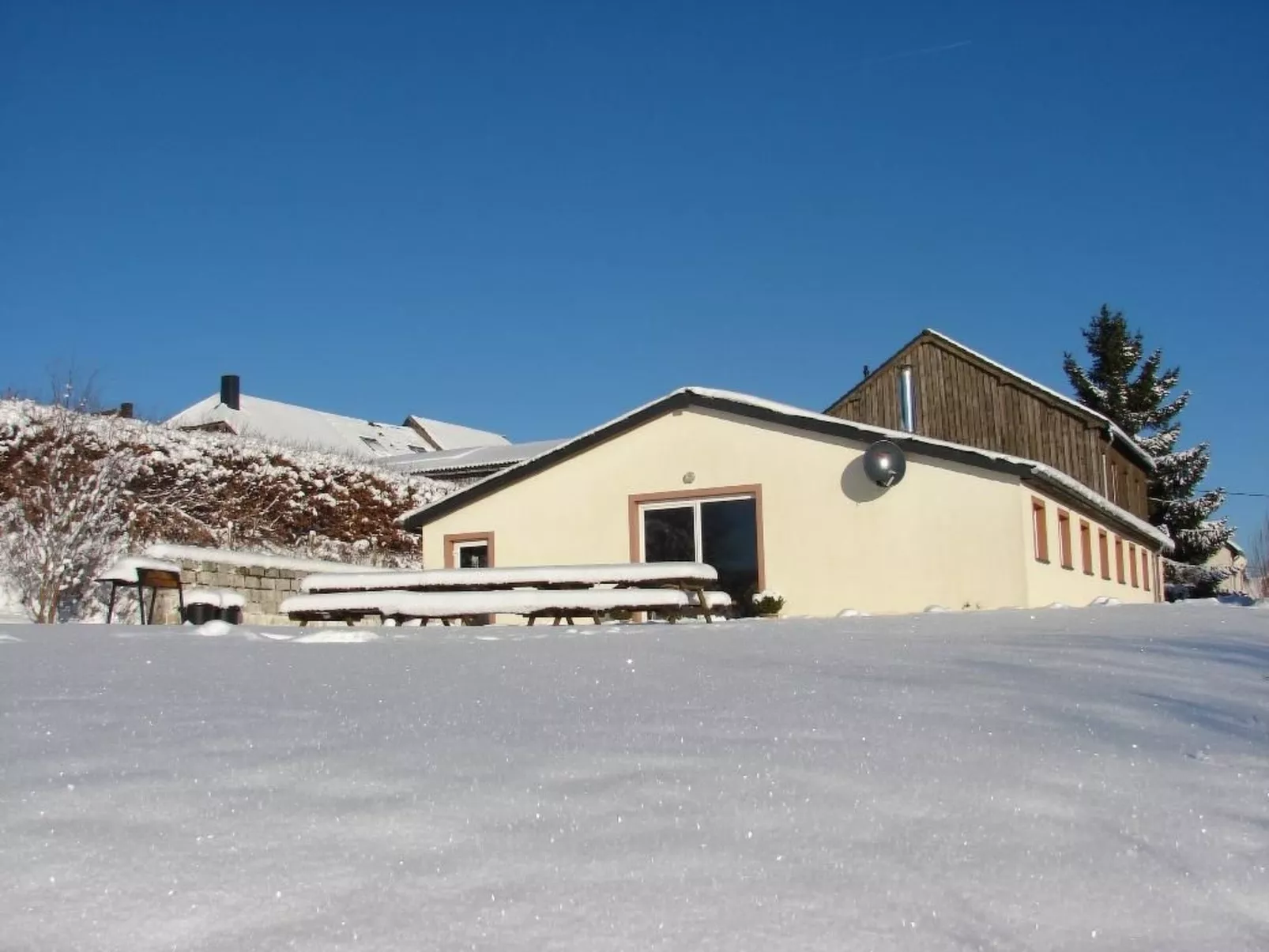Snowview Lodge-Draußen