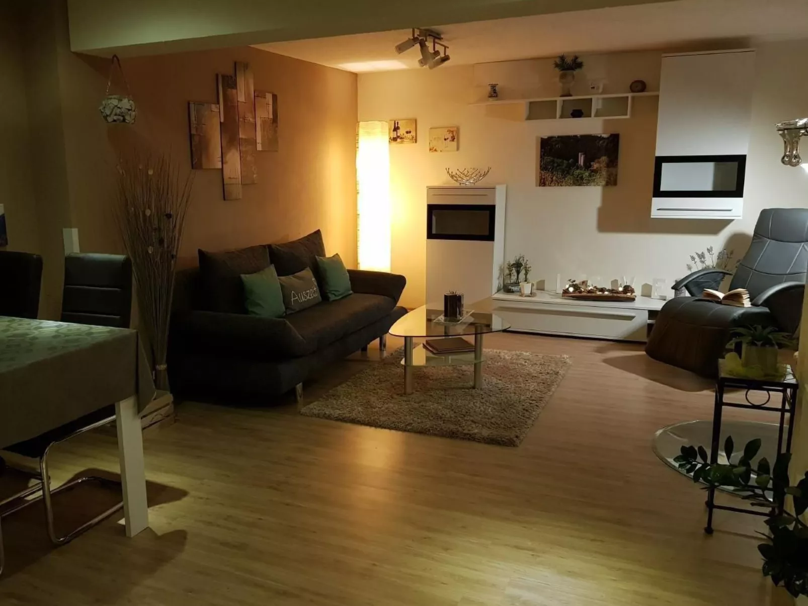 Mit Blick auf das Wasser-Dedans